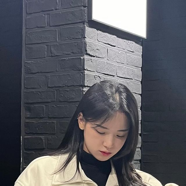 이민영 on Instagram: "#광고 @standarderror_official 스탠다드 블루종 스웨이드 자켓 스웨이드 소재로 제작되어 보통의 뻣뻣한 레더와 다르게 소프트한 터치감을 주고 착용감이 너무 좋은 제품이에