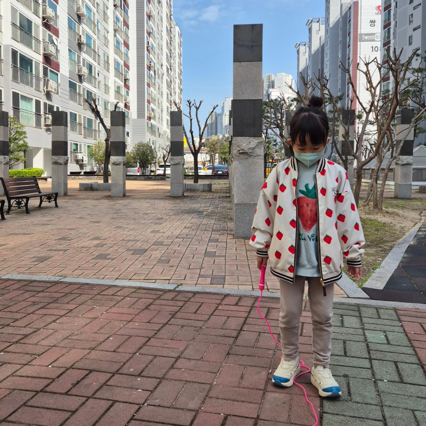 날이 좋으니 줄넘기 뛰어보자

#줄넘기 #운동 #초딩 #키크자 #리미떼두두 #일상