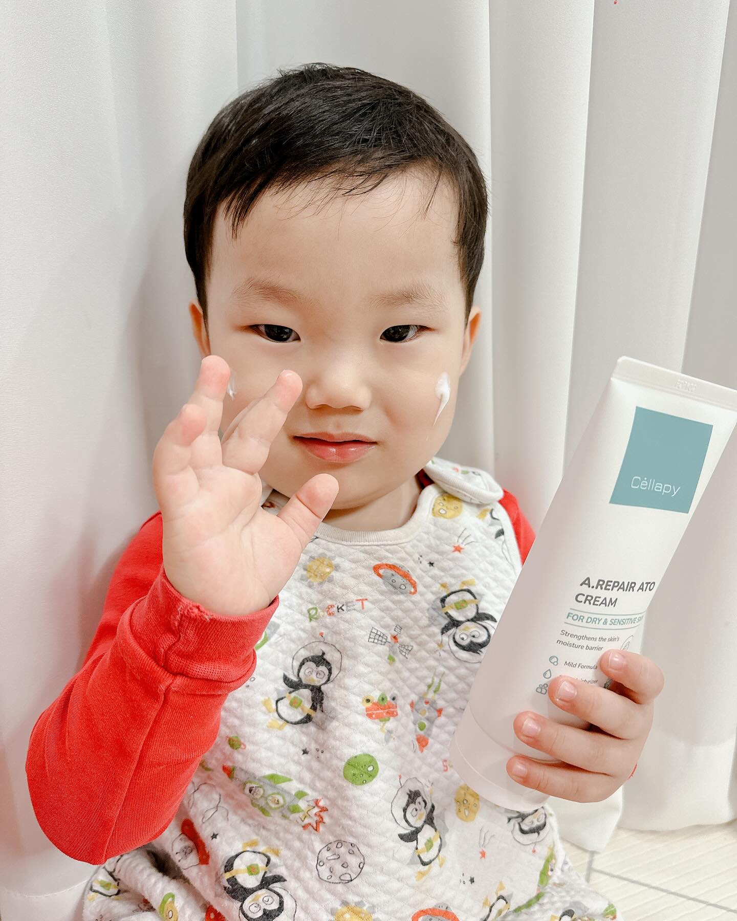 #협찬
아이부터 어른까지 온가족이 사용하는
셀라피 아토 크림& 탑투토 워시💦

지금 셀라피 공식몰 에이블샵 신규회원 첫 구매 시
아토 탑투토워시를 100원에 구매 할 수 있어요!
2만원 이상 구매 시 적용되니까,
아토크림과 함께 구매하면 아주 딱인 거 같아요. 

겨울이라 그런지 아이들 피부도
건조해져서 난리가 아니라,
전성분 EWG그린등급만 찾고 있었는데요.

얼마전 제가 원하는 조건을 모두 갖춘
크림이랑 워시를 찾았지 모예요!😍

아토크림은
EGF와 오일성분이 함유되어 보습력과 흡수력이 빨라
건조로 인한 가려움완화에 좋구요.
덕분에 아이들 잘때도 편안하게 꿀잠 잘수 있더라고요. 
https://www.ableshop.kr/product/goods/view-goods?
goods|d=BO00113037

아토 탑투토워시는
눈에 들어가도 따갑지 않아, 아이들이 사용하기 좋고요.
샤워 후에도 당김없이 매일 촉촉한 피부를 지킬수 있어요!
https://www.ableshop.kr/product/goods/view-goods?
goods|d=B000113038

가려움과 건조함 때문에 피부고민이 있거나
보습력과 발림성이 좋은 성분좋은
크림이나 워시를 찾고 있다면 셀라피 추천합니다!

셀라피 공식몰 에이블샵 회원이라면,
100원딜 혜택 뿐만아니라
매월 50% 멤버십 할인 혜택도
즐겨보시면 좋을 것 같아요.

#셀라피 #100원딜 #영유아처방 #아기보습크림 #아기바디워시 #탑투토워시 #신생아목욕 #태열크림 #침독크림 #가려움완화 #온가족크림 #눈시림없는 #온가족바디워시 #베이비샴푸 #신생아샴푸