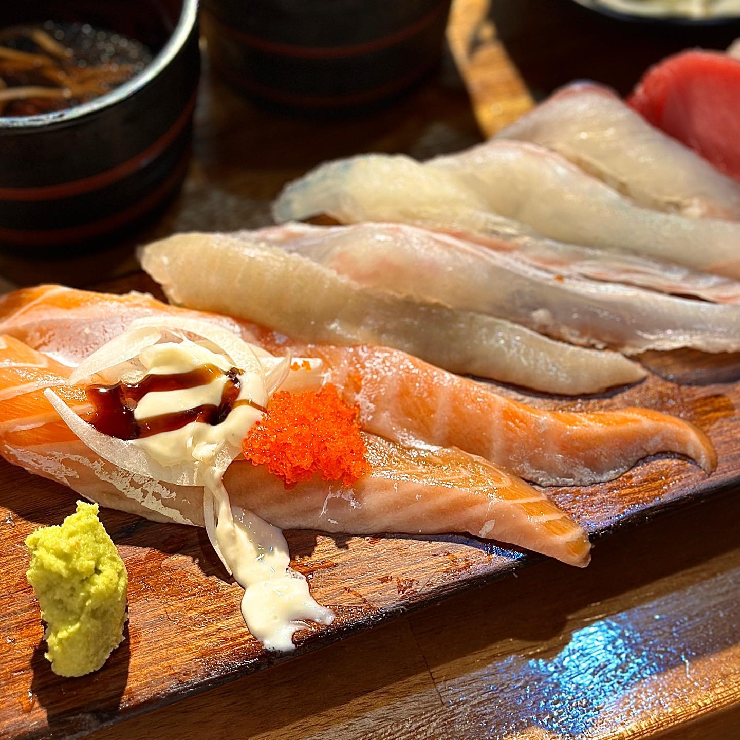#협찬 #홍대맛집 #유익상스시

연어긴꼬리 초밥으로 유명한 홍대 갓성비 스시집 유익상스시 🍣

광어3 점성어2 연어2 참치1 메카도로1 간장새우1 소고기1 장어1 갈릭연어아부리1 타코군함1 으로 구성된 유익상특스시(14P)먹고왔는데 왜 사람들이 줄서서 먹는지 알겠더라구요?! 다양한 초밥들과 장국, 모밀, 양배추 샐러드 그리고 사장님의 서비스인 새우튀김에 마끼 까지 👍👍👍 전체적으로 스시 퀄리티도 좋고 맛은 더더욱 좋고!! 다른데는 밥도 많은데 여긴 밥이 콩알만해서 최고시다..🧡

사장님도 동네오빠 동네형 바이브로 완전 친절 쏘 스윗하셔서 기분까지 좋아지는곳 😍 진짜 스시로 배채울수있는곳이라 홍대 스시 하면 무조건 여기로만 갈듯 🔥🔥

참고로 리얼 생와사비라 넘 맛있는데 겁나 매움 주의....🥹

.
.
yooiksang_official

📍서울 마포구 와우산로23길 18-7
⏰영업시간 : 화-일 11:30~21:00
매주 월요일 정기휴무 / 브레이크타임 15:00~16:00
🛵배달, 포장 가능

#홍대맛집 #홍대맛집추천 #먹스타그램 #맛스타그램 #홍대점심 #홍대데이트장소 #먹방 #먹부림 #맛집추천 #리뷰노트 #일상그램 #데일리 #소통해요 #좋아요 #좋반 #sushi #foodstagram #daily