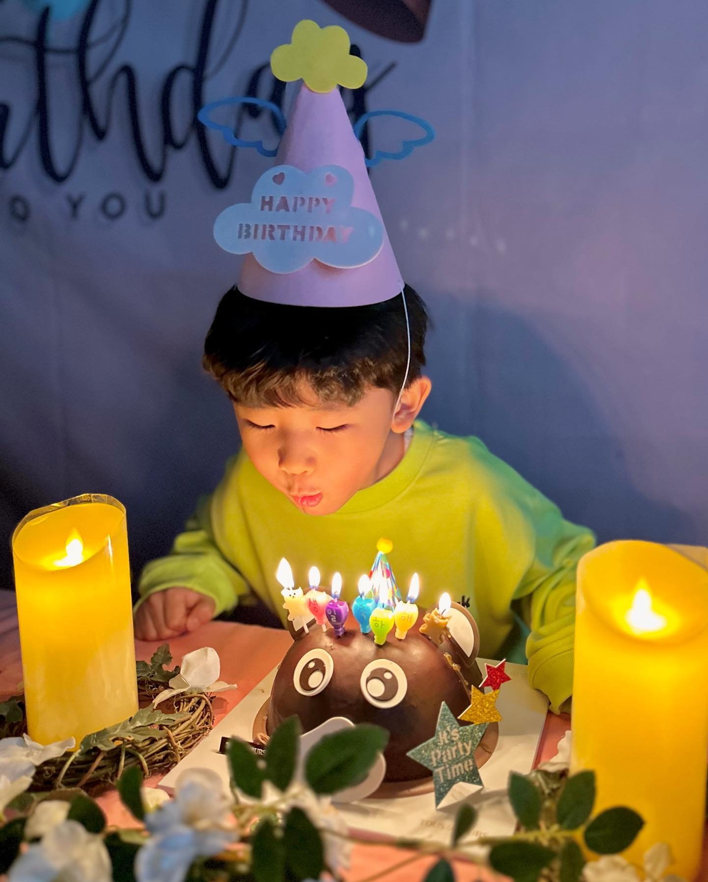 ෆ 

유치원 생일파티🥳
이제 바다반 아니고 하늘반인데
너무 늦게 올려버렸네🎈

좀 더 큰 케이크로 준비하려고 했는데
이 곰돌이 케이크 꼭 해달래서🐻

#행복요정
#7살생일🎂 
#유치원생일파티
#바다반안녕 
#hbd 
#생일파티
#g밀리
#glgk