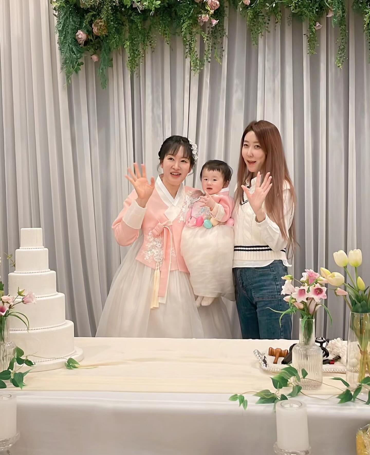 우리서아 첫돌 ❤너무축하해
사랑하는 영주의 사랑스런 미니미❤️
애교도많고 어찌나 사랑스러운지~
벌써 또 보구싶당!

#베프 #찐친 #돌잔치