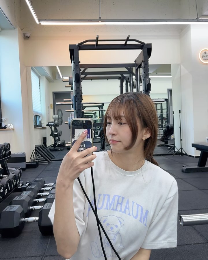 할 일 얼른 끝내고 #가슴운동 #ㅇㅇㅇ

가슴운동헤이러 로써,, 프리 안하고 머신에 의존해왔던 삶..
인데! 강제로 길항근이랑뭐시깽이도 같이해야된다고,,
운동 그래도 3-4년찬뎈ㅋㅋㅋ 처음으로 벤치프레스를 조져졌다.

분명 락도 무게 카운트 해주는거랬어 인님 누군가가😂
나 권예림 벤치21kg의 여자

웜업 푸시업
펙덱
벤치프레스
스미스인클라인
케이블,,어쩌구
딥슼ㅋㅋㅋ포깈ㅋㅋ(영상찍었는데 밴드위에서 줄타기춤춰서 비밀임)
체스트프레스머신

다들 꽃샘추위 감기조심
공주들이 이뻐서 날씨가 샘내는거라 좀 후리하게 다니시길~