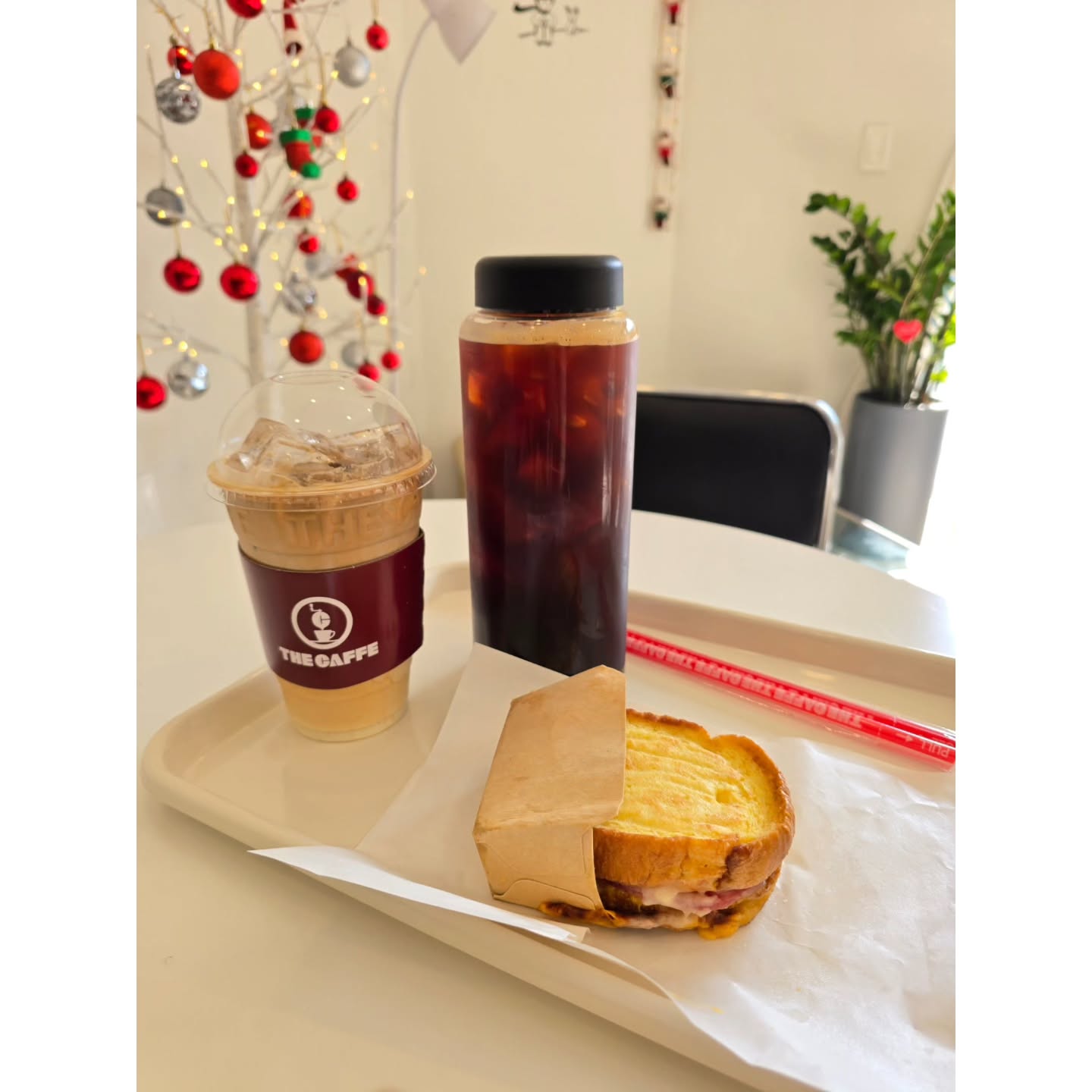 #협찬 원두의 묵직하고 깊은 바디감있는
제주 아라동 가성비카페 ☕️더카페☕️
향과 맛이 일품인 더카페는 특성에 맞게
각각 따로 로스팅 후 블렌딩해서 고유의 맛이 있어요

가격은 저렴하지만 원두 품질은 💕코퀄로 이곳의
시그니처인 시크릿라떼는 밀크와 크림의 황금블렌딩으로
부드럽고 풍미 가득해서 목넘김이 정말 좋았어요
대용량 1L 보틀 커피도 판매중이니
카페인 수혈자라면 얼른가서 업고 오기😆

디저트 종류도 갓성비로 다양해서
커피랑 같이 먹기에 부담스럽지 않아요😍

✔️ 아메리카노 680ml사이즈 2,900원
  아메리카노 1L 보틀사이즈 4,900원
👇 시그니처 메뉴
시크릿라떼/시크릿바닐라라떼/시크릿라떼슈페너

thecaffe_official

👌 매장 주변 도로변, 골목 주차 이용 가능
.
.
✅️ 더카페 제주아라점
OPEN 매일 10:00~21:00
매주 토요일 휴무
070-7585-3256
제주 제주시 인다4길 50 1층 더카페
.
.
.
.
.
#제주카페 #제주도카페 #아라동커피 #제주아라동카페 #아라동카페 #제주시카페 #더카페 #더카페메뉴 #제주도카페추천