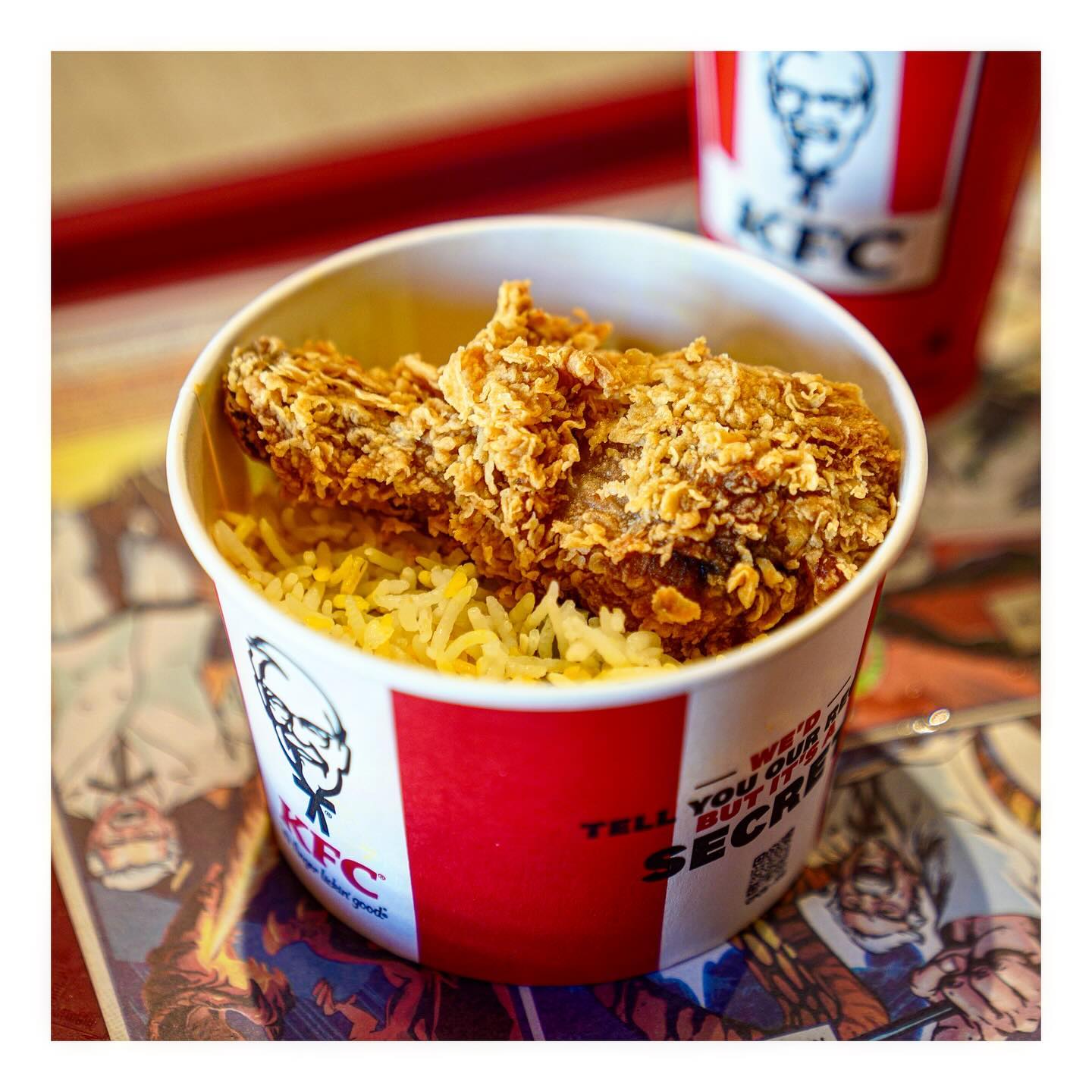 먹죽귀_카트만두_4일차중식

카트만두 부다나트 스투파 근처에
위치한 KFC 다녀왔어요🤗

예정된 방문 계획은 없었지만 네팔
화장실은 일반인들이 사용하기
어려웠는데 무료 화장실이 있어
방문 겸 밥도 먹었습니다🥰

한국에서 보지 못했던 밥 위에 치킨이
올라가 있는 메뉴가 있어 핫크리스피
라이스 볼로 주문했어요☺️

메뉴는 굉장히 금방 나왔고 안남미에
데리야끼 비슷한 소스와 강황이
들어간듯한 밥 위에 커다란 치킨
닭 다리가 올라가 있었습니다😊

쌀밥은 역시 한국쌀밥이 최고라는걸
느끼면서 밥을 먹었습니다😂

차라리 치킨롤 시킬껄 하는 다소
아쉬움이 남았습니다🥲

💰Chiken Rice Bowl
　RS.350(3,500원)
🗺  Boudhanath Sadak, Kathmandu
　　44600, Nepal
☎ +97714475666
🚃 부다나트 스투파

#ricebowl #chickenbowl #kfcnepal
#네팔 #thamel #nepaltrip #nepaltravel
#카트만두맛집 #네팔맛집 #kfc
#nepalfood #네팔여행 #카트만두