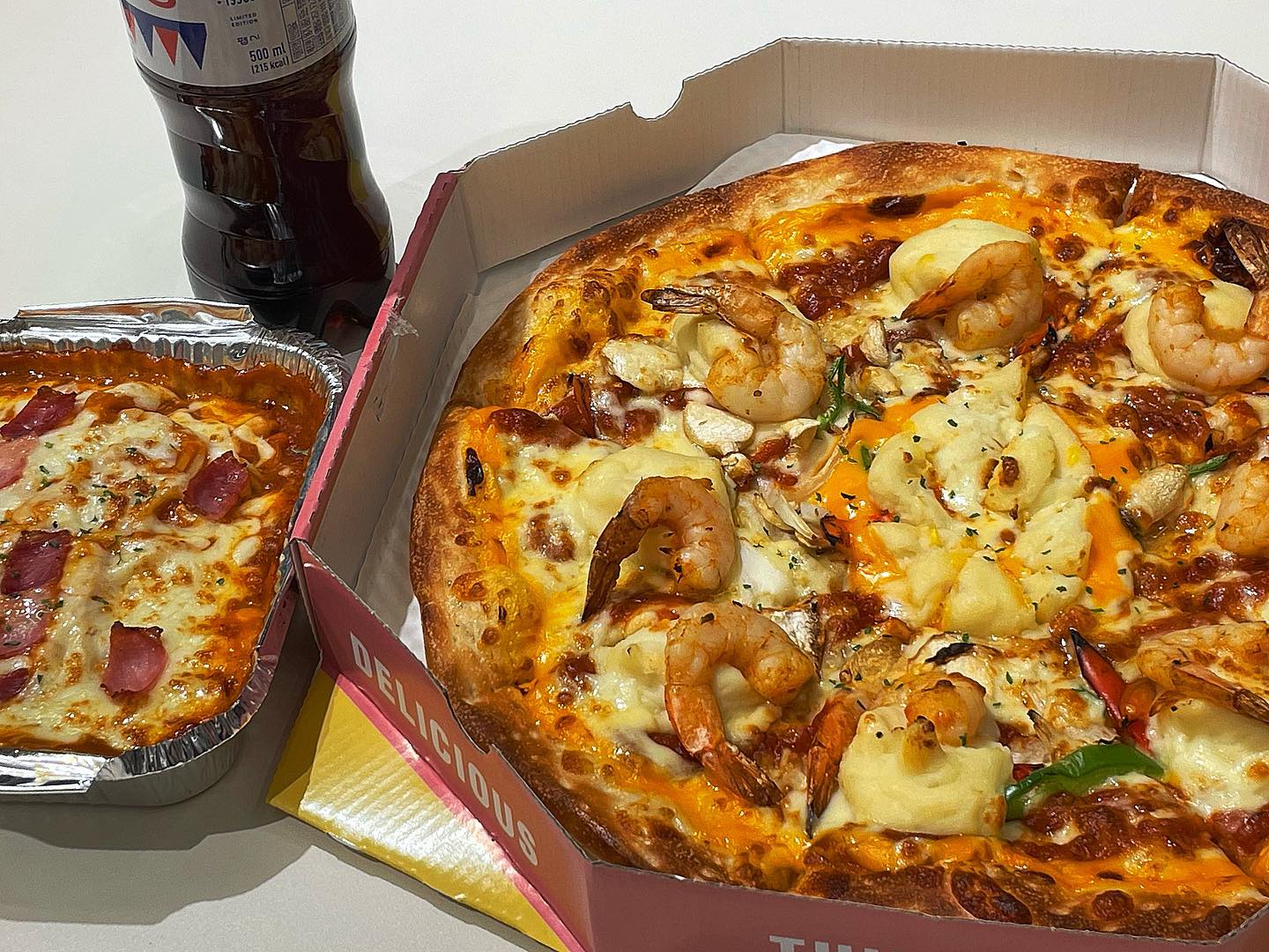 #협찬 집 앞에서 마싱눈 피자 먹깅🍕
-
라지사이즈 피자가 9,900부터 12,900원인데 매일 직접 신선하게 저온숙성 수제도우로 만들어 쫄깃하고 마싱눈 피자임댜 (っ˘ڡ˘ς) 
-
피자몰은 이랜드이츠의 최초 외식 브랜드로 30년간 피자브랜드로 검증된 퀄리티의 맛있는 피짜를 제공합니당
집 앞 엔씨로 자주 마실 나가는데 자쥬 먹을 거 가틈 🥺
저렴하지만 실속있고 맛까지 잡은 피자가 땡긴다면 당장 가볼것~!
직원 언니야가 피쟈를 맛있게 맹드러 줄겁니다 !_!
-
-
-
-
-
-
-
 #구로맛집 #구로피자 #구로뉴코아맛집 #구로뉴코아맛집 #피자몰투고