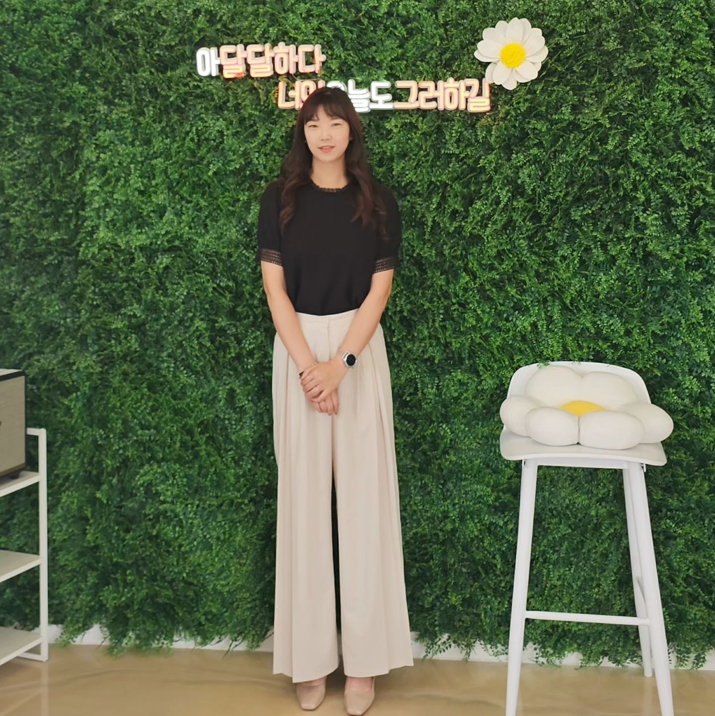 #협찬
여름구두로 만나 본 슬링백! 5cm인데 스퀘어 굽이라 너무 편했어요.
오래 걸어도 발이 아프지 않아서 만족스러웠어요.
발이 큰 편이라 앞코가 뾰족한 디자인 보다는 동글동글한 앞코가 좋은데
취향저격인 구두였습니다 :)
.
.
#일상 #데일리룩 #tcr #tcr수제화 #여성구두 #남성구두 #발편한플랫슈즈 #여름구두 #슬링백
