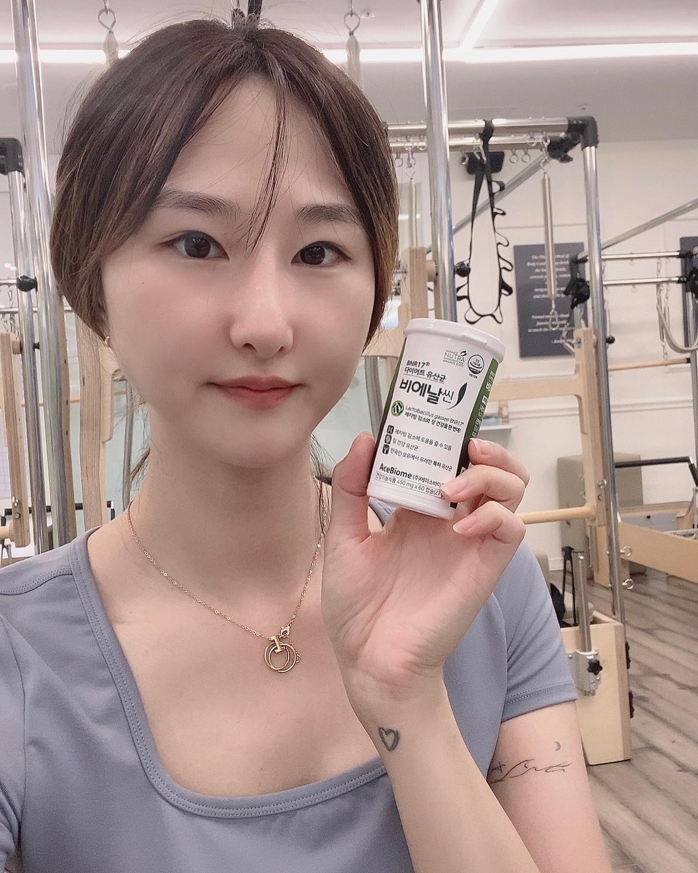 #광고

장 건강과 체지방감소를 한번에 관리할 수 있는
홈쇼핑 매진템, 김희선 유산균으로 이미 유명한 1등 다이어트 유산균 에이스바이옴의 비에날씬을 소개 해 드릴께요

장점
- 국내 최초 체지방 감소 유산균 락토바실러스 가세리 BNR17 100억마리 보장
- 인체적용시험결과 섭취 전후 대비 체질량 지수 감소, 허리 둘레 감소, 복부 내장 지방 감소, 엉덩이 둘레 감소, 체중 감소
- 냉장배송 시스템

체지방감소와 장건강을 함께 할 수 있는 제품은 처음이였는데다 체지방감소 기능성을 인정받은 유산균이 들어있어 신기하더라고요
꾸준히 먹어서 두마리 토끼를 다 잡아볼께요

#다이어트 #다이어트유산균 #다이어트꿀팁 #비에날씬 #에이스바이옴 #BNR17 #운동 #요가스타그램 #등산스타그램 #운동하는여자 #헬스타그램 #오운완 #좋아요반사 #좋반 #좋아요 #맞팔 #맞팔해요 #맞팔환영 #선팔하면맞팔 #선팔 #일상 #follow #following #follow4like #likeforfollow #health #diet #홈트