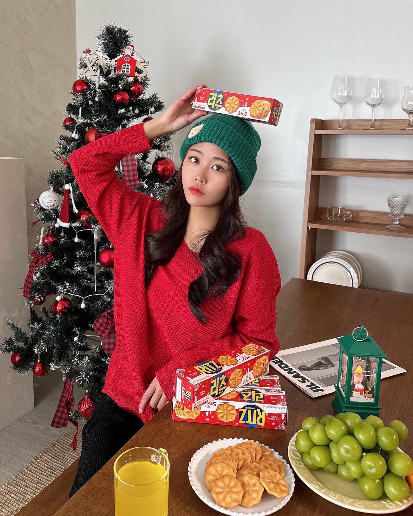 #광고 ritzcrackers.1935 

오리지널 크래커 리츠의 연말 시즌 한정판이라니,
이건 못 참지 !
눈꽃 모양으로 예쁘게 출시된 리츠크래커 스노우 ꯁ

바삭한 식감은 말해뭐해,
바삭하고 고소한게 계속 손이 가는 맛 !!

카나페용은 물론 다른 푸드와 페어링 하기에도 좋아서
연말 파티에 함께하기 딱이네 •◡•

전국 대형마트, 편의점에서 만나볼 수 있고
리츠 공식 SNS에서 
리츠 스노우를 활용한 레시피부터 
푸짐한 경품을 증정하는 이벤트도 준비했다고 하니 놓치지 말기 ~

#리츠크래커 #리츠크래커스노우