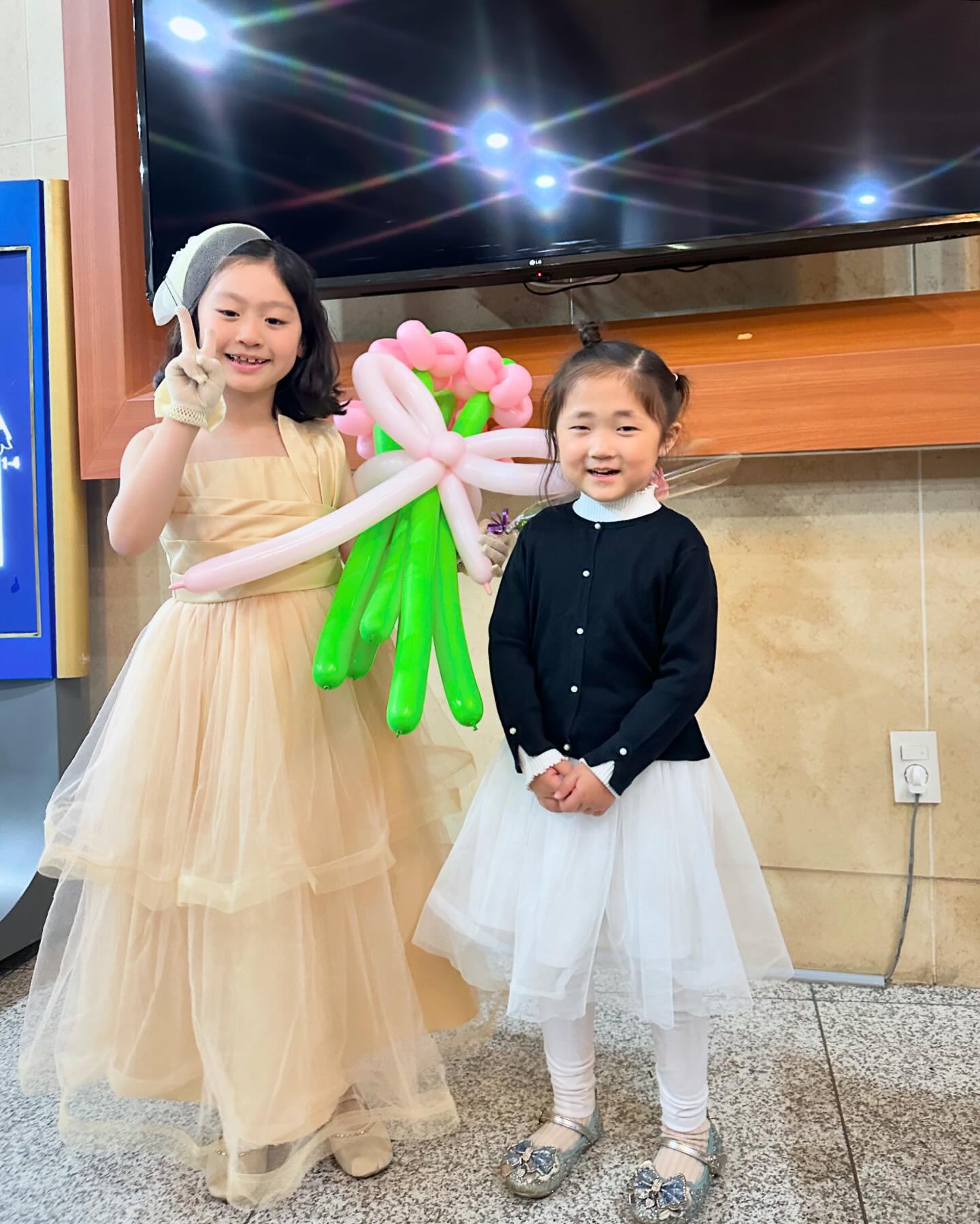 지안이 언니 공연 축하축하❤️
서율이 눈엔 지안언니만 보여😍
언니 나올 때마다 환호하고 언니~ 부르고 너무 좋아하던 서율이ㅋ
엄마가 만든 풍선꽃다발도 탐내지 않고 언니에게 예쁘게 전달👍
열심히 하는 모습 너무너무 멋졌어 지안아~😘