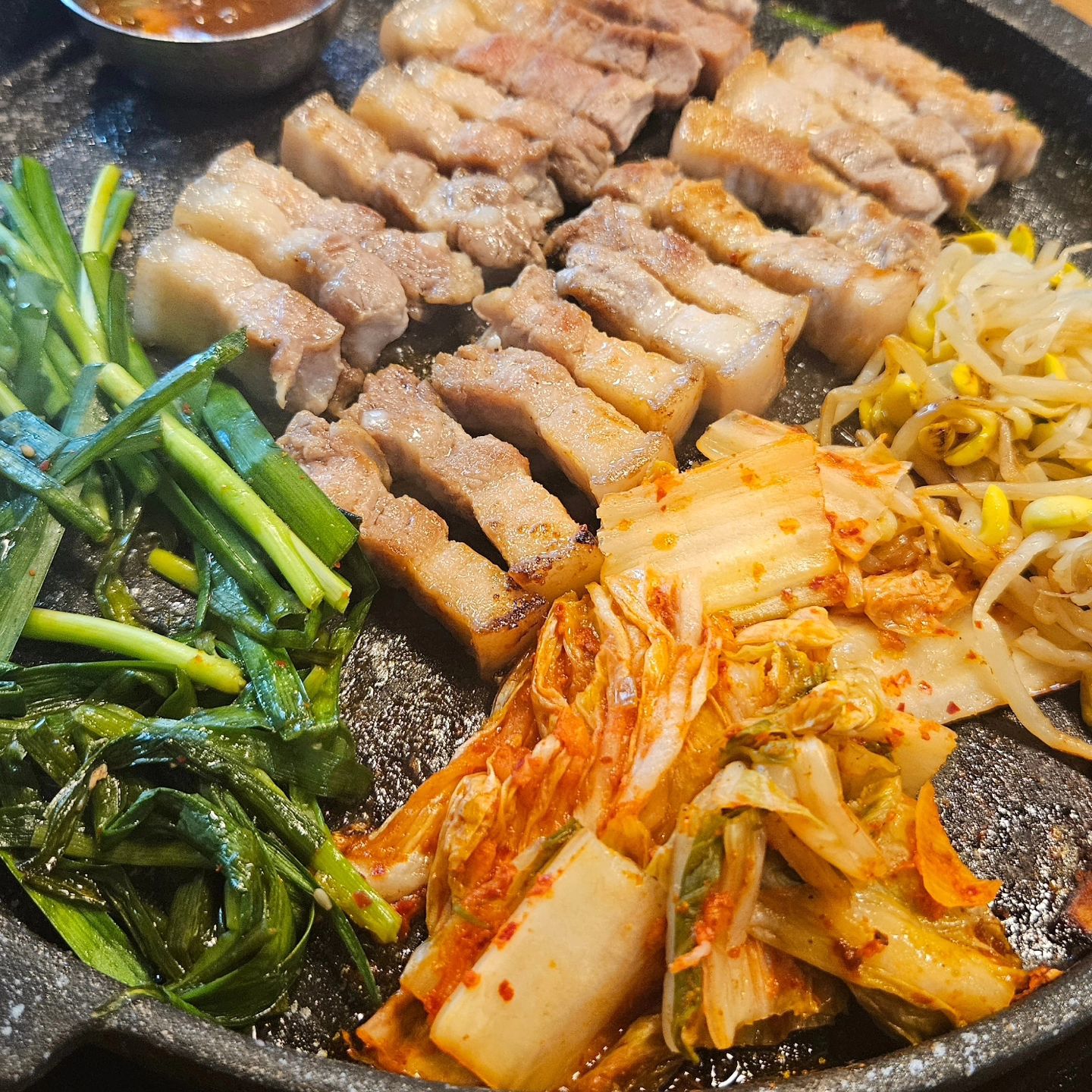 #협찬 맛집 많다는 사당동에서
흑돼지고기는 이 집이 일등👍

부추, 김치, 콩나물 같이
불판에 올려🔥

노릇노릇하게 익혀 먹으면
잡내 없이, 두툼하고 육즙 가득찬
지리산흑돼지고기🥩

멜젓에 찍어 먹어도,
갈치속젓 올려 먹어도,
명이나물에 싸먹어도 최고😋

후식은 역시 면이지😁
요즘 같이 더운 여름은
시원하게 김치말이국수❣️

양도 푸짐, 시원 새콤🤤
후식인데
입맛 싹돌게 해서 돼지고기 추가요..🫶

📍서울 동작구 동작대로27다길 5 1층
📞02-532-8411
⏰매일 11:00-23:00 

 #지리산흑돼지#이수역고기집#이수역맛집#이수역지리산흑돼지#이수맛집#이수고기집#이수흑돼지#동작구흑돼지#이수역핫플#이수역흑돼지맛집#동작구흑돼지#서울흑돼지맛집#이수역핫플#이수역고기맛집