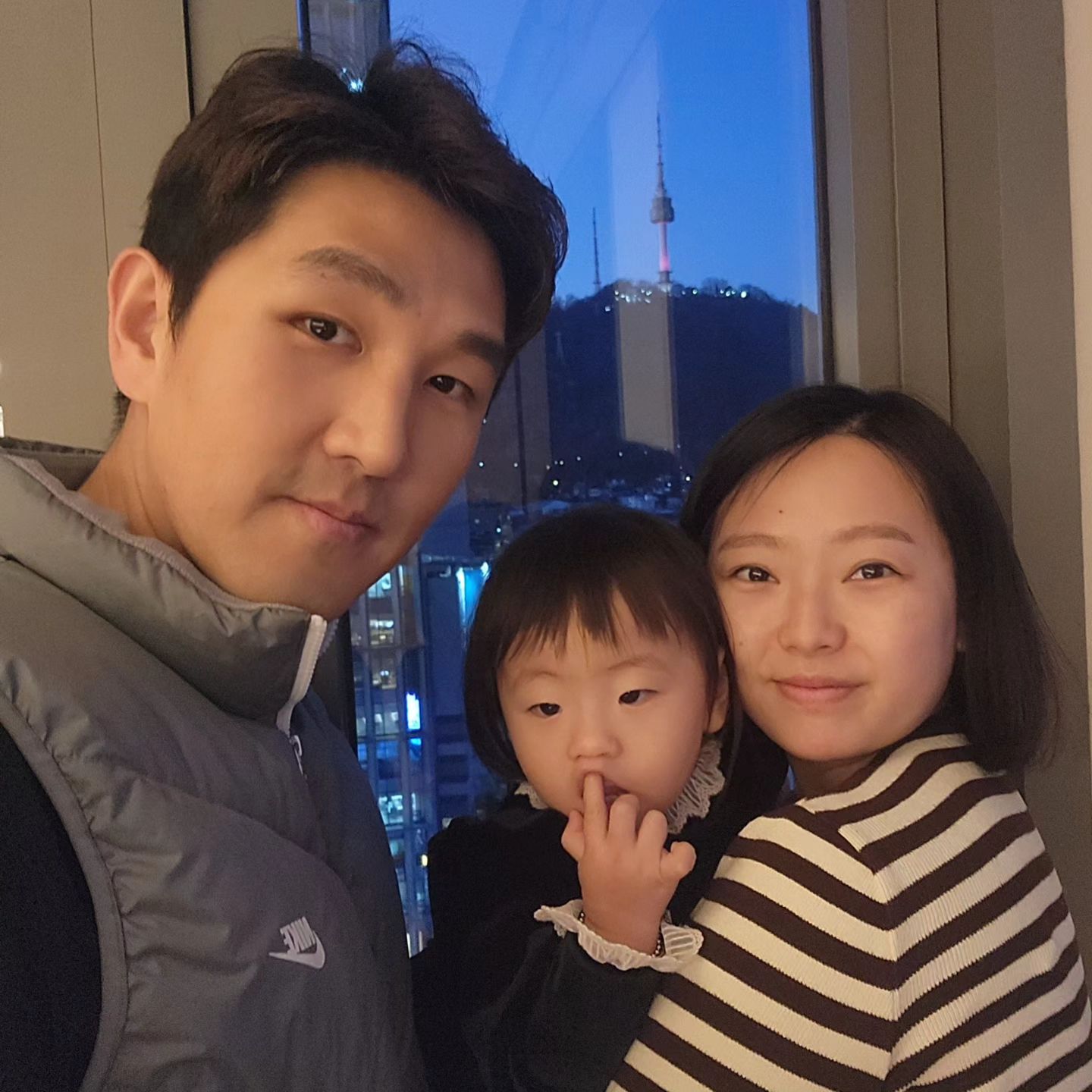 이진이랑 명동호캉스🎄
남편 덕분에 르메르디앙🫶
요즘 이진이랑 사진 찍기 힘들다ㅜㅜ
여기저기 머리풀어헤치며 뛰어댕김🏃‍♀️
명동가서 이진이 볼빨개지고 감기 심해지고
나도 감기 심해지고.. 연말은 푹 쉬자🤣
* 얼집행사에서 산타엄마함.
(엄마알아보는 이진이..
친구들 사진찍는데 엄마옆에 꼭 붙어있어서 다같이 찍음..😅)