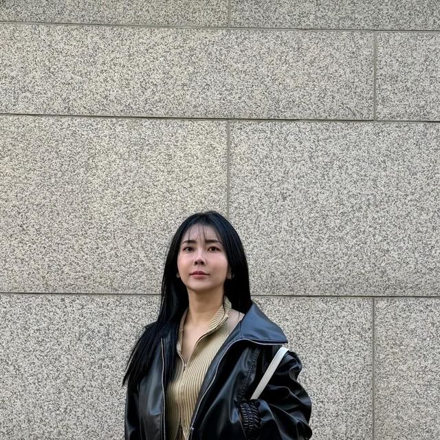 한아 on Instagram: "#광고 비바브라운 @vivabrown_official 에서 퍼와 가죽 러버인 저에게 가죽자켓을 선물해주셨어요✨ 비건레더인데 소프트한 터치감과 은은한 광택감이 고급스럽고 세련된 무드