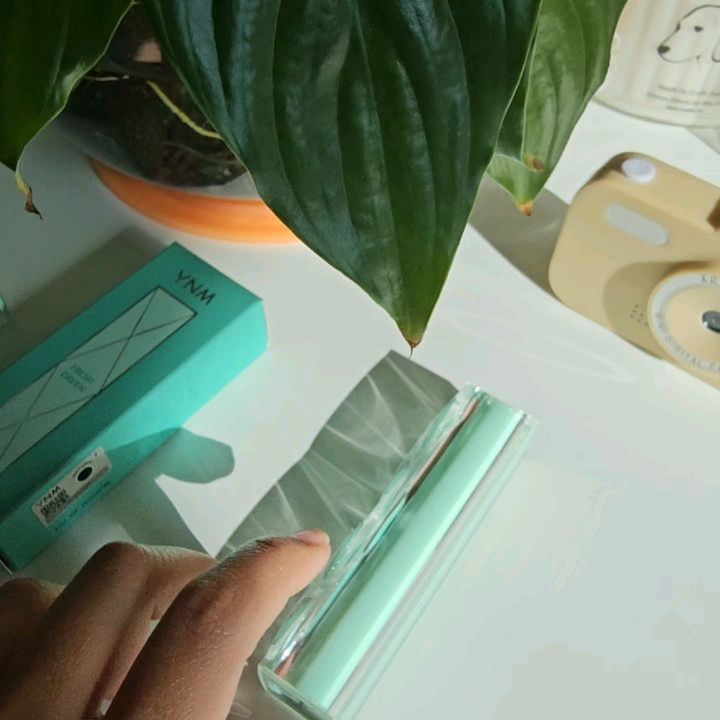 #협찬 ynmbeauty_official

안그래도 건조해서 자주 트는 입술 💋 
아프고나니 더 트고 갈라지고 난리~!! 😢

이럴때 필요한건 립밤♡
입술보습을 위한 #올영비건립밤 #올영립밤추천

#YNM립밤 #프레쉬그린립밤 #비건립밤

영롱하게 빛나는 에메랄드빛 그린케이스가
너무 예쁘당 😍 

#그린립밤 #여자립밤 #가족립밤 #입술관리 #입술영양 #립밤선물 #여자친구선물 #YNM

위에서 톡 눌러주면 아래에서 뿅 나타나는 립밤~

✔️ 세라마이드, 판테놀 성분으로 고보습 고영양!! 사계절 사용가능한 착한 성분의 비건립밤

✔️ 피부 저자극 테스트 완료 0.000 무자극판정 트고 피나는 연약한 입술에도 안심사용 ok

✔️ 자연유래 색소이용, 인공색소 및 인공 향료 무첨가

부드럽게 발리고 튼입술도 매끈하게~~
립스틱 바르기 전 후 수시로 입술보습필수템♡

🏬 올리브영 온라인몰 입점!! 
자사몰과 올리브영에서 구매가능~~ 🏃‍♀️