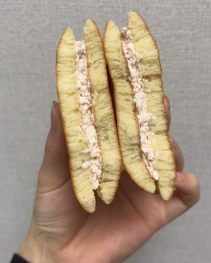 #협찬 🥞도라야끼 먹고 싶은 사람@@ ‘몽도리’

mongdango

500만 조회수를 찍었던 전설의 몽당고 세컨브랜드 몽도리 

촉촉하고 부드러운 빵에
달콤한 앙금과 크림이 한가득 들어있는 도라야끼 

앙금종류는 팥, 말차, 딸기, 블루베리 4가지

전 딸기가 제 최애 맛🍓💕

그냥 먹어도 맛나지만 전 얼먹파라🧊
냉동실에 쟁야두고 먹을거에요~

🔻몽도리 구매 방법🔻

몽도리는 4월 29일 ~ 5월2일까지 부산 언니와의 공구로 진행됩니다!
자세한 내용은 mongdango 계정 참고!

네이버에 ”“몽도리 도라야끼”“를 검색
스마트스토어를 발견할 수 있는데~ 
미리 알람받기 신청해두면 공구 알림, 쿠 폰, 이벤트 등등 다양한 혜택을 받을수 있어요!

meogsta 팔로우 하면 다양한 정보를 받아 볼 수 있어요!🕊️

----------------------------------------

더 맛있는 레시피가 궁금하다면🤍

meogsta
meogsta
meogsta

#몽당고 #몽도리 #부산언니 #도라야끼
맛집 #도라에몽빵