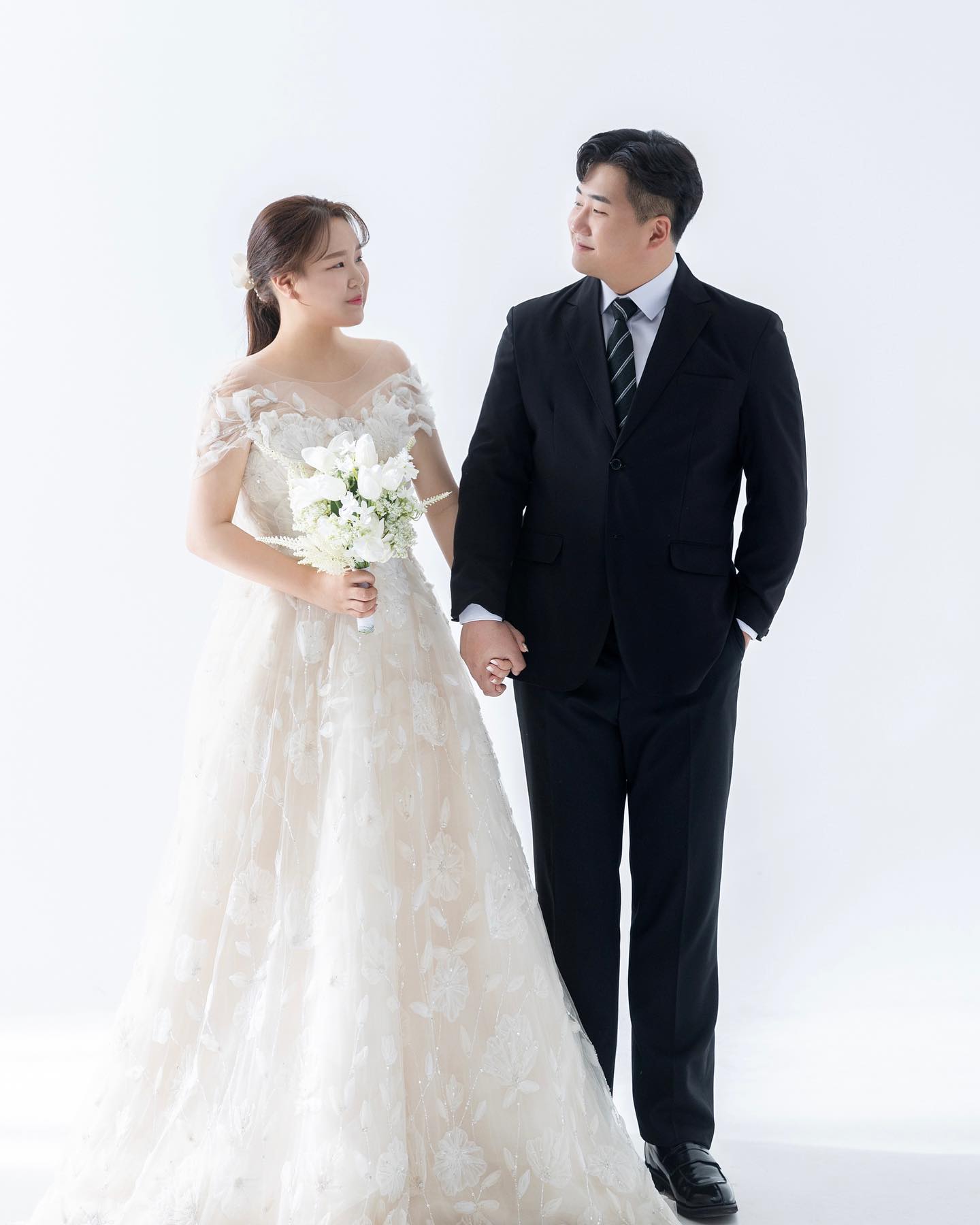 #결혼합니다 D-6

🤵🏻‍♂️ 신랑 김지성 🤍 신부 고수정 👰🏻‍♀️

1637일의 연애를 끝마치고 결혼 이라는
인생의 2막을 시작하려고 합니다.

청첩장을 받을 때는 몰랐는데, 직접
청첩장을 전하는 입장이 되어보니
결혼이라는 이유로 오랜만에 드리는 연락이
혹여 부담이 되지 않을까 하는 조심스러운
마음에 뵙고싶고 생각나는 분들이 많음에도
선뜻 연락 드리지 못한 분들이 많습니다

저희의 부족함으로 소식을 전달 받지 못한 분들께
양해를 구하며 너그러운 마음으로 이해 해주시길 바랍니다.

청명한 가을 날, 귀한 걸음으로 저희의 새로운 시작을
빛내주신다면 감사한 마음 잊지않고 보답하며 살겠습니다 🫶🏻

🕊️ 2023년 10월 28일 13시 30분
🕊️ 울산 W시티컨벤션 그랜드홀