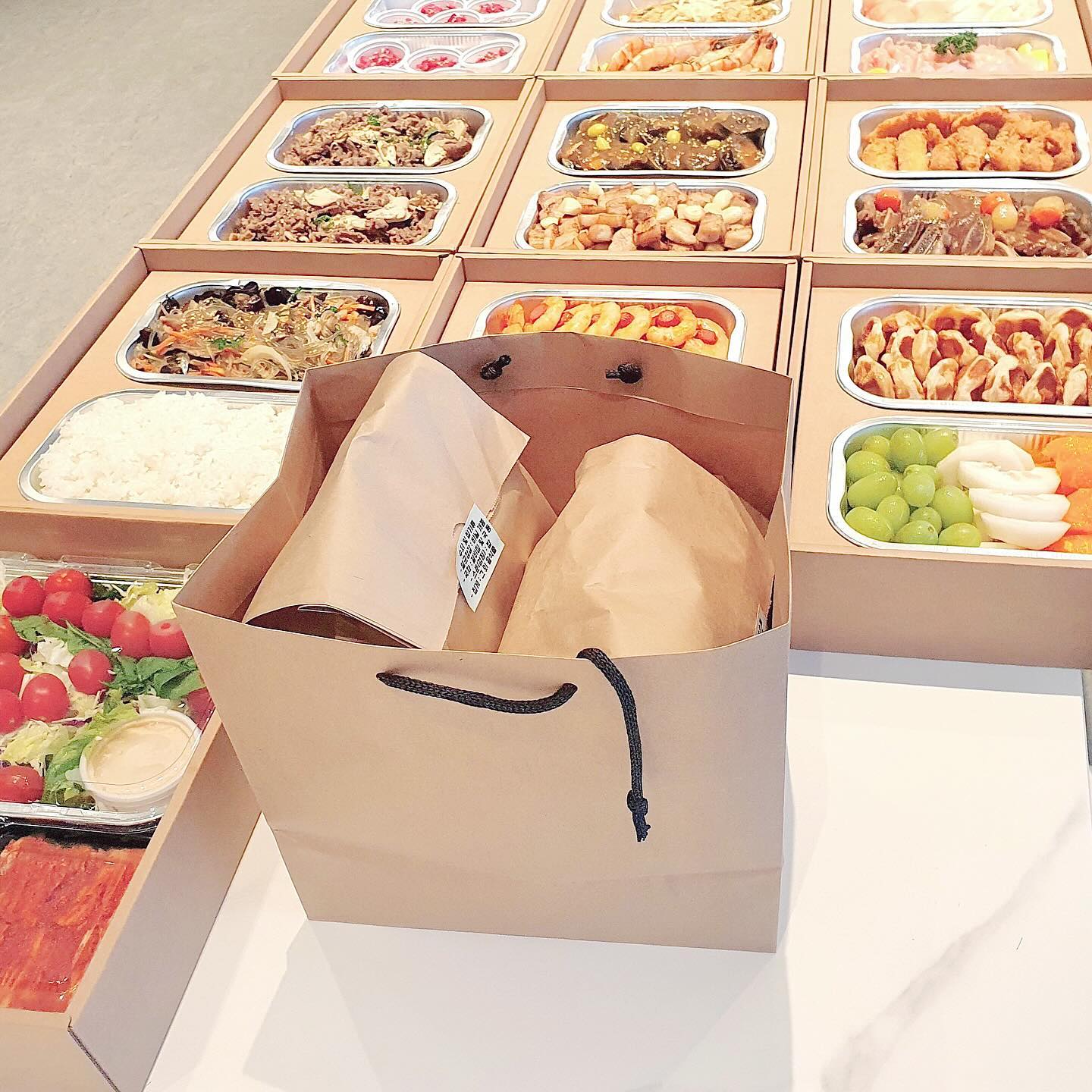#협찬 manbaesung 
⠀
제주도 놀러갔다가 알게 된 ⠀
비주얼도 맛도 대박인 케이터링 서비스! 🏝️⠀
⠀
깔끔하고 정갈한 포장으로 제주돌잔치음식으로도 ⠀
정말 추천드려요! 손님 대접에 너무 좋아요 :) ⠀
⠀
음식을 꺼내거나 데워 먹기 편한 ⠀
알미늄용기를 사용해 최고급 뷔페 못지 않은 ⠀
⠀
1O인분 이상부터 주문 가능,⠀
전화 또는 카카오톡으로 문의 하니⠀
빠르게 답변 받아볼 수 있고요 🤍 ⠀
⠀
#제주케이터링 #제주홈파티 #제주도케이터링 #만배성 ⠀
#만배성한정식 #제주집들이 #돌잔치케이터링 #제주홈파티음식⠀