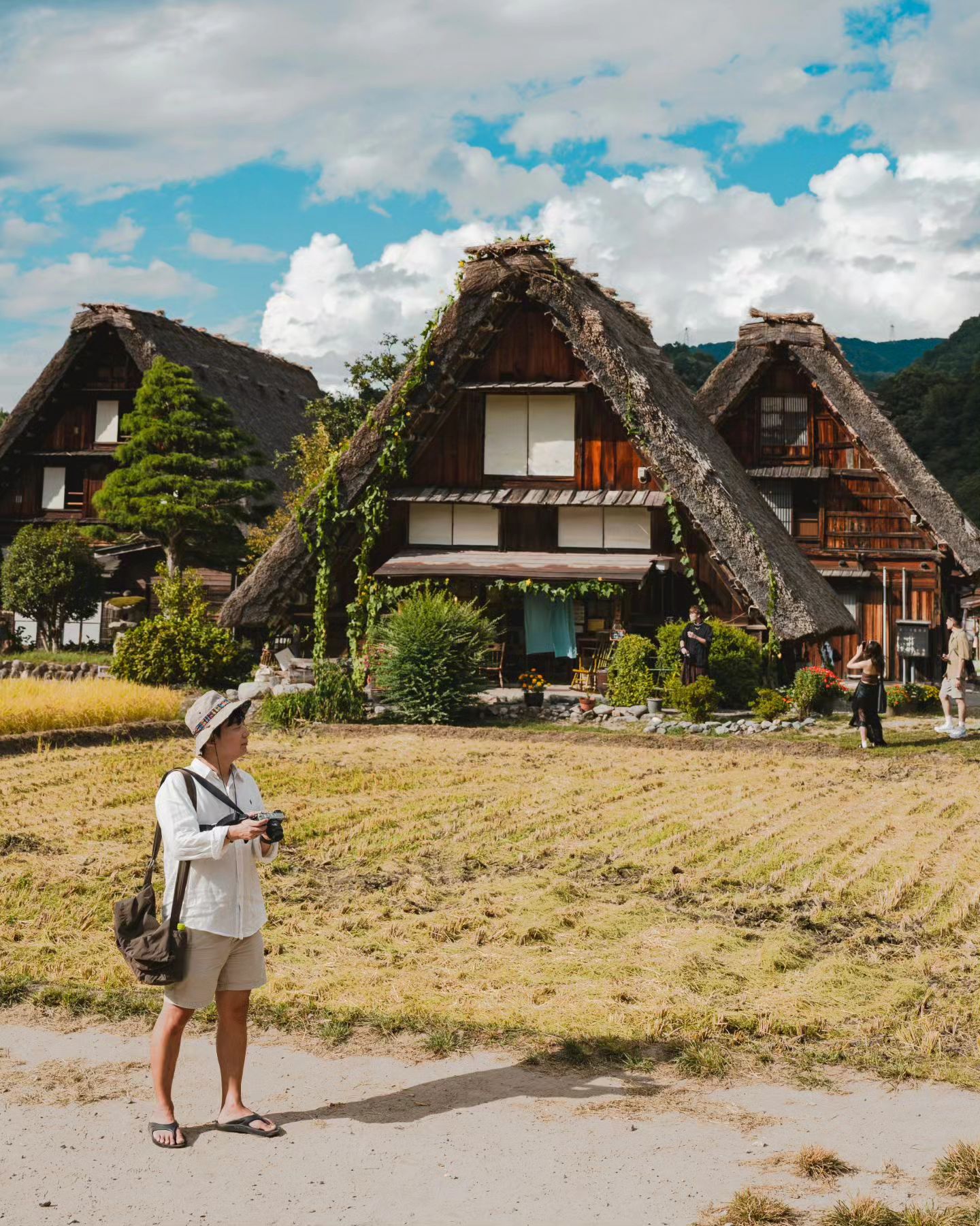 #광고 #소니 
sony_alpha_creator 

 🏡  시라카와고 (Shirakawa-go) 

📍 일본 기후현, 일본 알프스 속 작은 마을 시라카와고를 a7c2와 함께 다녀왔어요 전통 가쇼즈쿠리(合掌造り) 양식의 초가집이 동화 속 마을을 연상케한답니다
.
🌿 1995년 유네스코 세계문화유산으로 등재된 곳인 숨겨진 여행지라고 할 수 있어요 푸른 초원과 시원한 산바람이 이는 이곳!

A7c2를 들고 사진 찍기 좋은 포토존을 소개합니다
전망다에서 마을 전체를 한눈에 볼 수 있는 최고의 포토 스팟
와다 가문 주택 전통 가옥 내부를 둘러볼 수 있는 곳
마을에서 가장 큰 가옥 3개가 나란히 있는 곳 등 세곳은 꼭 다녀오시길 바랍니다

Photo by #A7C2

#풀프레임카메라 #알파크리에이터 #알파크리에이터1기 #나고야 #시라카와고 #일본여행 #여행에미치다 #나고야여행 #일본나고야 #일본중부여행 #헤드위그의여행소식지
#소니이미지갤러리