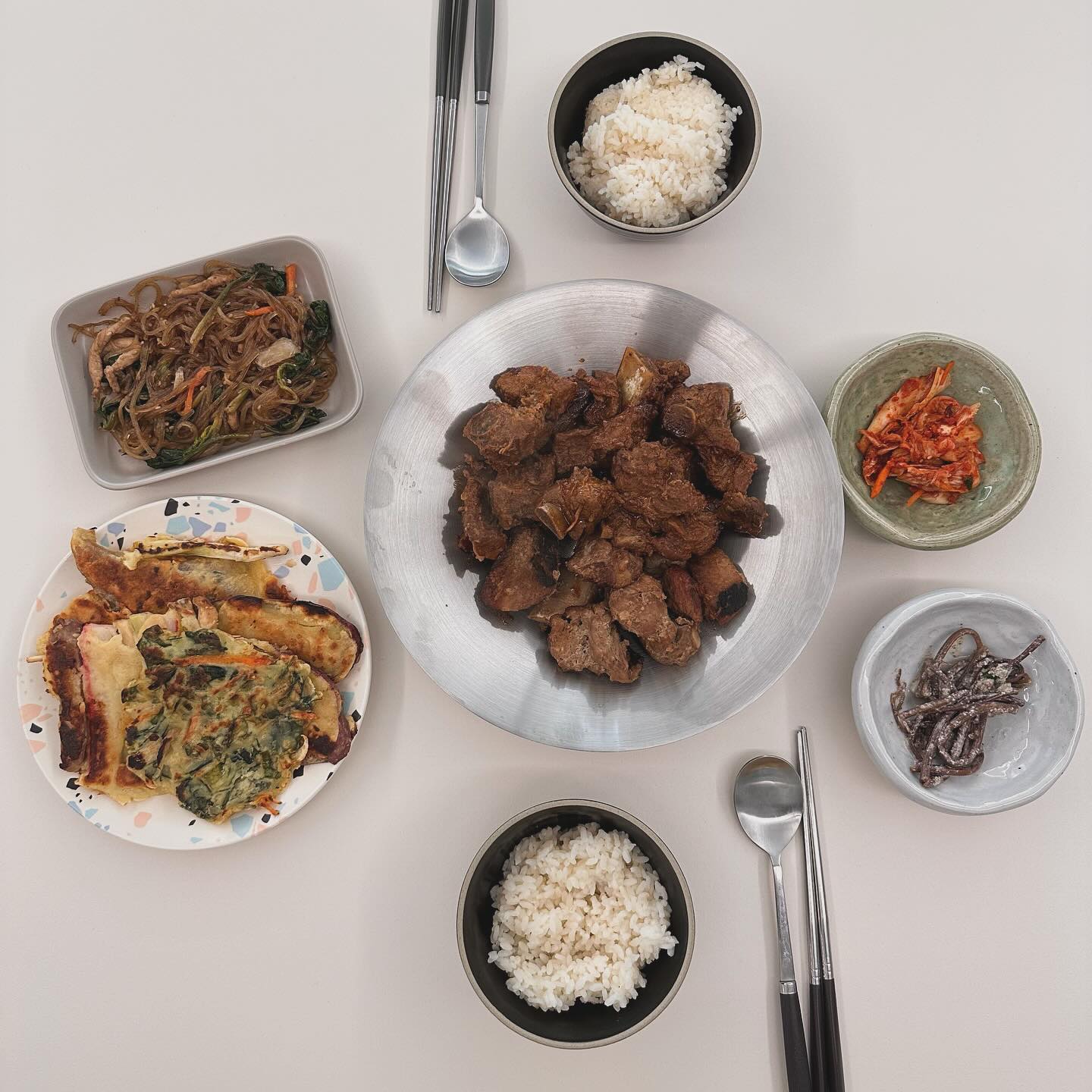 #첫줄👋 

명절이 끝났지만,
맛있는 명절음식으로 한상 가득 ✌️
맛있다 맛있어 😊

그릇들 참 일관성없군 🥹

#명절음식 #한식