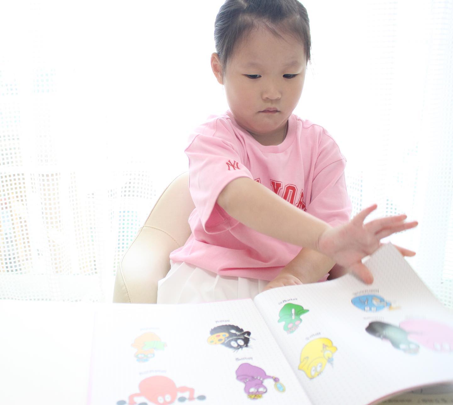 #협찬 #유아전집
#바바파파어드벤처
-
-
사랑스러운 바바 가족,
몸을 자유자재로 바꿀수 있는 특별한 바바 가족의 이야기
-
-
4-7세 아이들이 보기 좋은 글밥
그리고 어렵지 않은 내용의 창작동화
-
-
바바파파 어드벤처는,
사랑스러운 바바 가족들이
세계 여행을 하며
새롭게 만난 친구들과
도전, 탐구를 통해 미래를 열어주는 탐험 동화.
세계를 여행하며
우리가 흔하게 접하지 못하는 다양한 동물 친구들도 만나게 되는데,
울버린, 누, 야크 같은 동물의 이야기도 있어서
신기하고 새로웠던 #창작동화책
#6세전집
-
엄마 누를 찾아요
라는 책을 통해
처음으로 누 라는 동물을 알게되어서
신기하고
재미있어 했던 꾸꾸
집중해서 읽으며 바바가족이 이번에는 무엇으로 변신할지 기대하고 상상하는 재미까지 가득했던 유아전집
-
-
#일상소통#육아맘#육아맘소통#육아일상#맘스타그램
#육아소통 #육아맘 #베이비ootd #육아소통해요