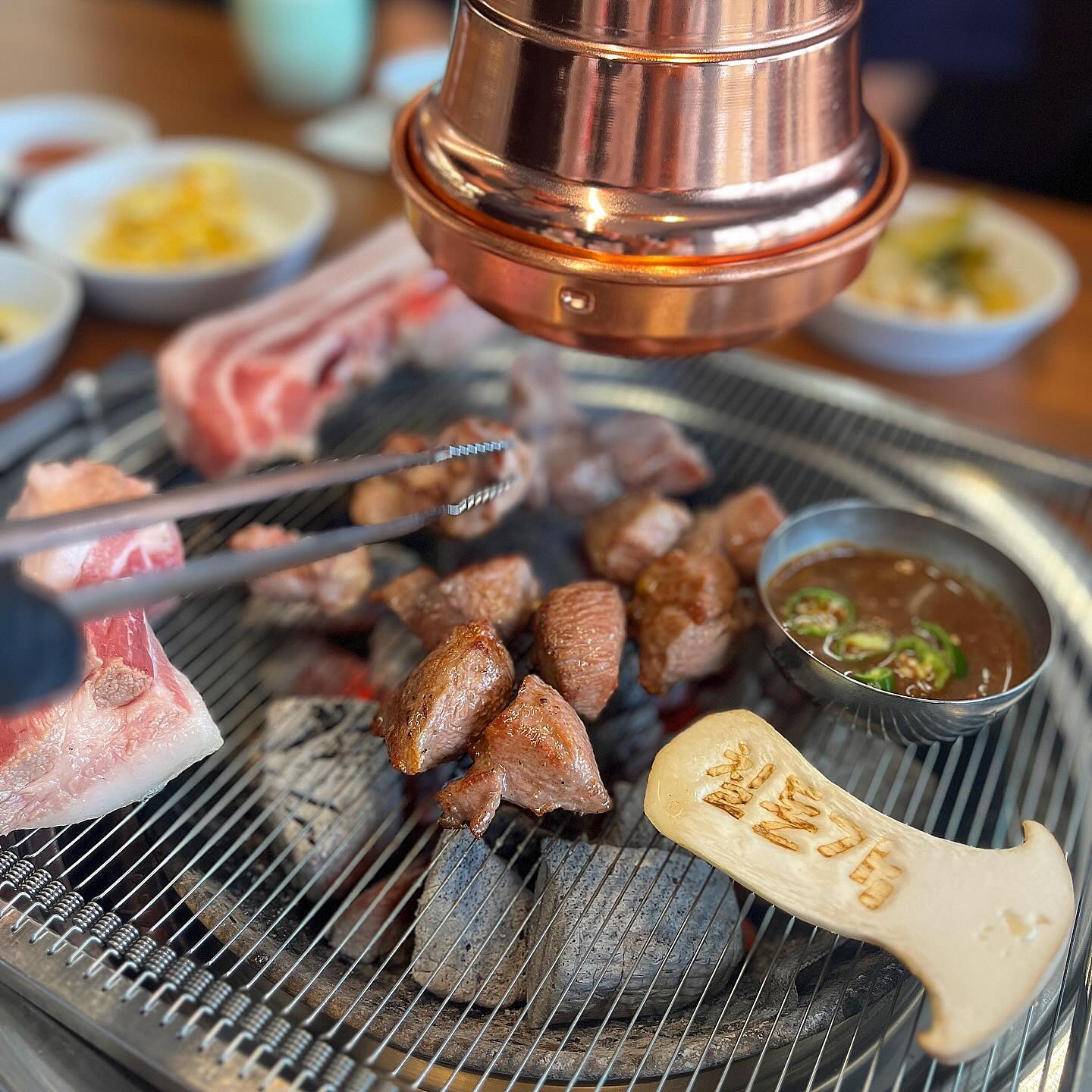 🍴#예삐푸드 #예삐맛집 😋
.
.
.
#칠돈가 #칠돈가청라점 #청라칠돈가 #칠돈가육지1호점 
.
.
.
청라에 가짜 아니고 진짜 칠돈가가 생긴거 또 나만이제알았지.....
육지1호점이 당당하게 청라에 생겼는데 인천인으로 너모 뿌듯^^
ㅋㅋㅋㅋㅋ 담당해주시는 서버분께서 첨부터 끝까지 추가고기까지 
싹-다 구워주심ㅎㅎㅎㅎㅎ 🐗흑돼지근고기 육즙 진짜 좔잘 내스탈..
다이어트중이라 제대로 못머근거가타서 조만간 다시갈예정.
김치찌개도 칠돈가 그맛 그대루~~
흑돼지갈비도 왕 두툼해서 넘 맛있었음❣️
.
.
.
.
📍인천 서구 경명대로 401 
⏰ 11:00 ~ 22:00
✔️초신선1%흑돼지근고기 600g - 77,000원
✔️흑돼지양념구이 2인 500g - 40,000원
✔️식사 김치찌개 - 10,000원