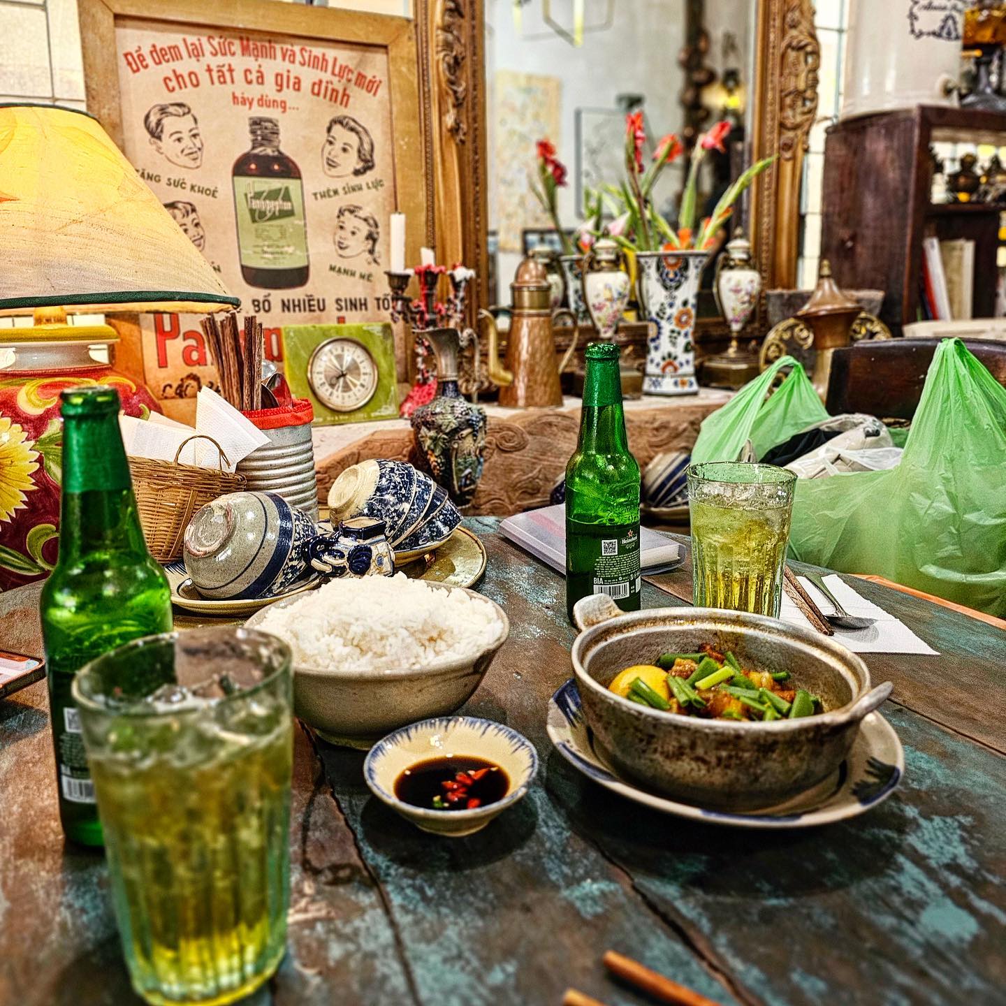 한시장에서 잔뜩 쇼핑하고 식사하러 들렀던 벱헨😋
다낭 가정식 파는 식당이라 들렀는데 이집 짜조 정말 맛있다❤️
돼지고기조림도 맛있고 ☀️무척 더웠던 날이라 맥주도 한잔🍺
가게 분위기도 좋고 직원분들도 정말 친절했던🥺❤️
.
.
#벱헨 #다낭맛집 #다낭여행 #다낭자유여행 #다낭맛집추천 #한시장맛집 #베트남여행 #베트남음식 #다낭로컬맛집 #BếpHên #bephen #danang #danangfood #đànẵng #danangtrip #여행스타그램 #여행에미치다 #모닝글로리볶음 #짜조 #먹방스타그램 #먹스타맞팔 #먹부림 #먹팔맞팔 #맛집스타그램