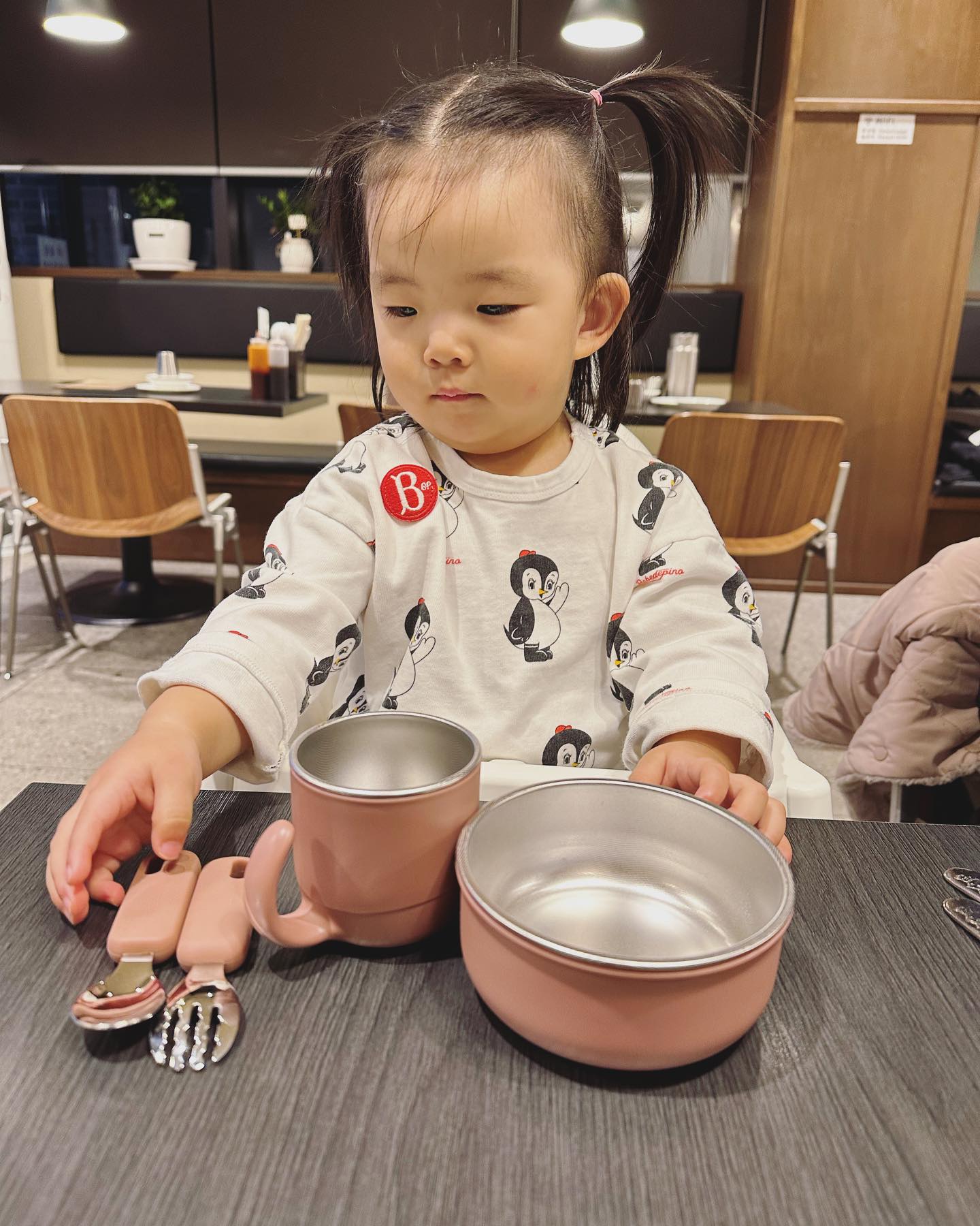 #제품협찬

프로외출러 우리아이들에게 꼭 필요한 #육아템 
마더케이 신제품인 #허그스테인리스식기세트 

여전히 외출할 때면 실리콘접시 또는 그릇과 
수저포크세트도 따로 넣고 다니면서 번거로웠는데
착착착 쌓아 보관하고 외출까지 간편하게 할 수 있는
6 in 1 허그 스테인리스 식기세트예요. 

그릇부터 스푼포크까지 한 번에 들어 있고
SUS316 스테인리스 사용으로 스크레치에 강하고 녹슬지 않으며
분리되기 때문에 위생적으로 관리할 수 있어요. 

20개월 하윤이도 뜨기 편한 스푼과 물결구조의 포크로 면까지 잡기 쉽고
엄마 취향 저격 감성 디자인까지 챙겼네여. ㅎㅎ👏👏

기저귀가방으로 백팩 사용중인데 그냥 쏙 들어가요.! 
외식할 때도, 캠핑, 여행갈 때도, 친정갈 때도 이젠 필수템이네요. 

넉넉한 그릇으로 언니랑 하나씩 사용하기에도 좋은데
5살 언니 맘에 쏙 든지... 얼른 하나 더 주문하래요
저도 와디즈 펀딩 하러 갑니다

🧨와디즈 펀딩 진행중
11.18(수) 14:00 - 11.25(토)

마더케이몰에서는 12.12(화)에 만나볼 수 있구요
와디즈 펀딩으로 더 빠르게 만나보세요:)
motherk_kmom 

#마더케이 #유아식기 #마더케이유아식기 #이유식기 #아이랑외출 #아기랑외출준비물 #육아템 #육아용품추천 #아기랑여행 #아이랑여행 #육아 #육아소통 #20개월아기