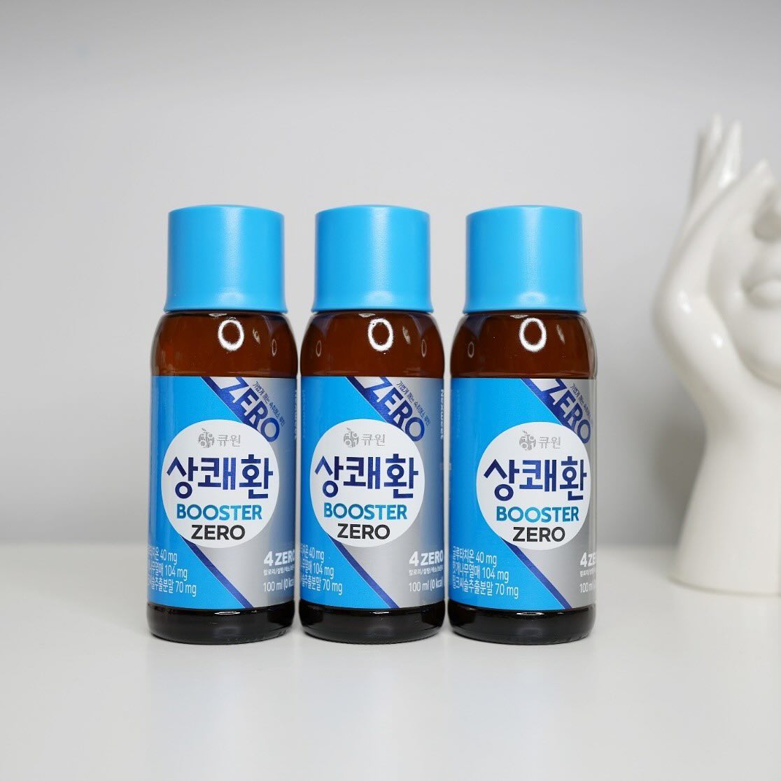 #협찬 친구들 #술자리필수템 은 제가 챙기고 있어요 
#상쾌환 부스터 제로 한 병씩 나눠주면 센스 있단 칭찬은 덤~

혹~쉬 술은 좋아하는데 #숙취해소음료 아직도
안 드셔 본 분 계신가요?

저는 30대 되고 나서부터 예전 같지 않길래
약속 생기면 편의점 달려가서 
#편의점숙취음료 부터 구매해서 핸드백에 넣거든요 ㅋㅋ
술자리 다음 날, 가볍고 상쾌한 아침 컨디션이 좋아요

상쾌환 부스터 제로는 글루타치온 성분이 함유되어 있는데,
숙취원인물질로 알려진 아세트알데히드를
체내에서 빠르게 분해되고, 체외 배출도 더 빠르게 될 수 있도록
도움을 주는 성분이 글루타치온 이라고 해요!

또한 헛개나무 열매와 
밀크씨슬추출분말 등도 함유되어 있어요.

#상쾌환부스터 는 패션후르츠 맛인데 찐하게 농축된
새콤한 맛이고요, #상쾌환부스터제로 는 히비스커스 티에 자몽이 블렌딩된 상큼한 맛이에요.

술과 안주 칼로리도 어마무시한데 ~
숙취해소제품 칼로리라도 줄여보고 싶을 땐
상쾌환 부스터 제로 추천드려요 칼로리 제로거든요 ㅋㅋ
칼로리 제로뿐만 아니라 설탕, 색소, 보존료까지 모두 ZERO

 맛을 더 자세히 설명하자면 히비스커스 티 베이스에
자몽 맛이 더해져 상큼하면서 목넘김이 깔끔한 맛이에요.

‘과도한 음주는 건강을 해칩니다.’ 
<상쾌환부스터/상쾌환부스터제로>
유통전문판매원 : ㈜삼양사, 제조원 : ㈜네추럴웨이 포천제2공장

#큐원상쾌환 #상쾌환booster #상쾌한boosterzero #숙취해소제품 #4zero #칼로리제로 #설탕제로 
sangkwaehwan