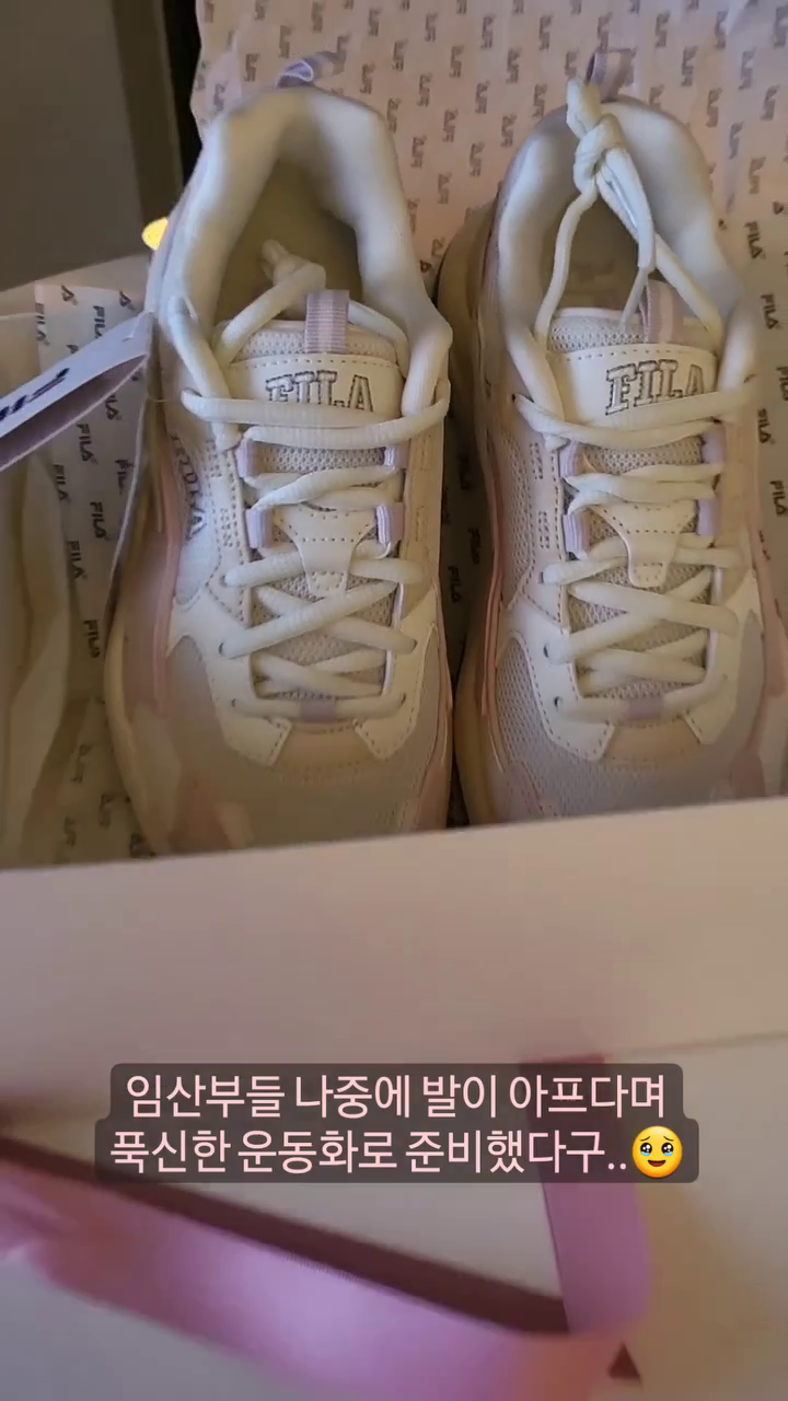 낮잠 자고 나왔더니 서프라이즈를 준비한
남표니💕
몇 달 용돈 모아서 백화점 다녀왔다는데
왜이리 안쓰러운지🥲

같은 장소에서 싸이의 '연예인'을 BGM으로
프로포즈 했을 때 생각도 나구
그저 고맙구 행복해따🥰

실상은 작년에도 올해도 생일날 함께하지 못하는
#군인가족의비애

23.09.03.