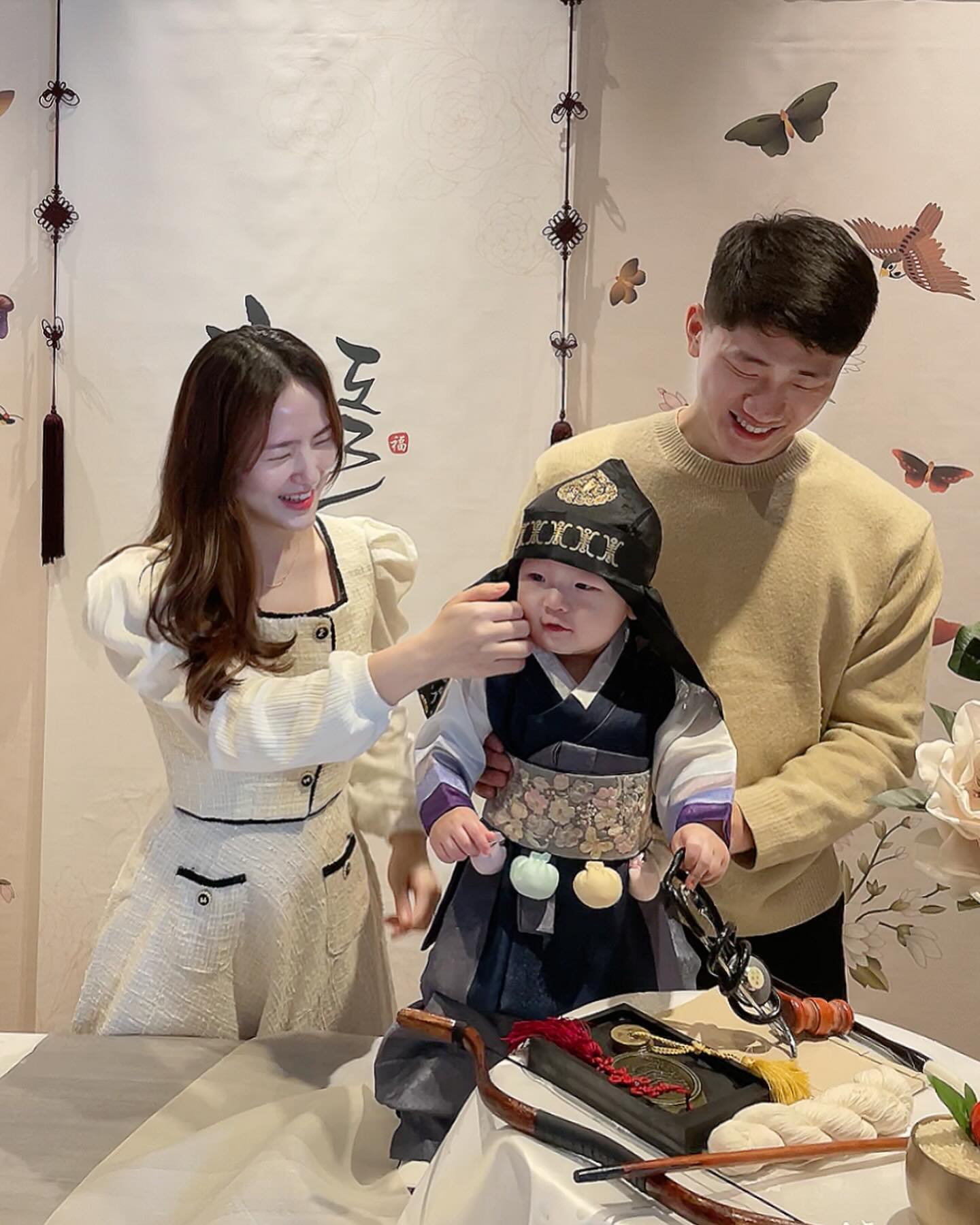 지혁 돌잔치🎉🎈
아무것도 모르는 엄마빠랑 만나서 
울고 웃고 우당탕탕 하며 지혁이도 엄마아빠도 많이 성장한 1년 !
건강하고 웃음이 많은 아기가 되어줘서 고마워🩷

건강하고 지혜롭게 키우겠습니다
지혁이의 생일을 축하해주셔서 감사합니다🙇

(직계 가족끼리 식사했어요, 많은분들리 초대 못받았다고 섭섭해하셔서 알려드려요 ◡̈ )