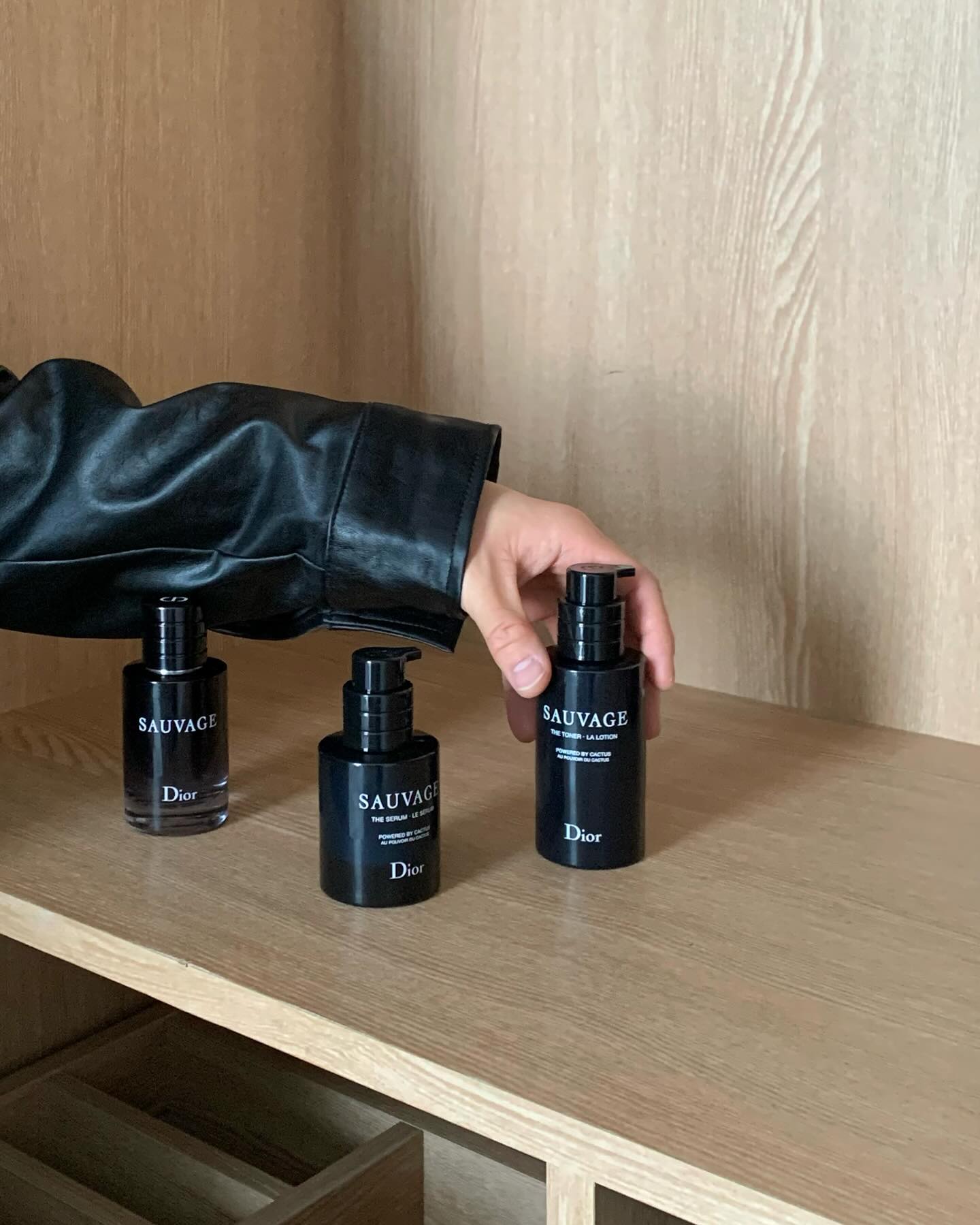 #광고 diorbeauty 력셔리 남친,남편 선물 추천🖤
1. 디올 뷰티 대표 남성 향수, 신비롭고 강렬한 개성을 선사하는 시트러스 우디의 향 <BEST 소바쥬 오드 뚜왈렛>
2. 남성의 피부 니즈에 맞춰 새롭게 출시되는 NEW 소바쥬 맨케어 3종 

#디올향수#디올소바쥬#소바쥬오드뚜왈렛 #소바쥬클렌저 #소바쥬토너 #소바쥬세럼 #선물추천
