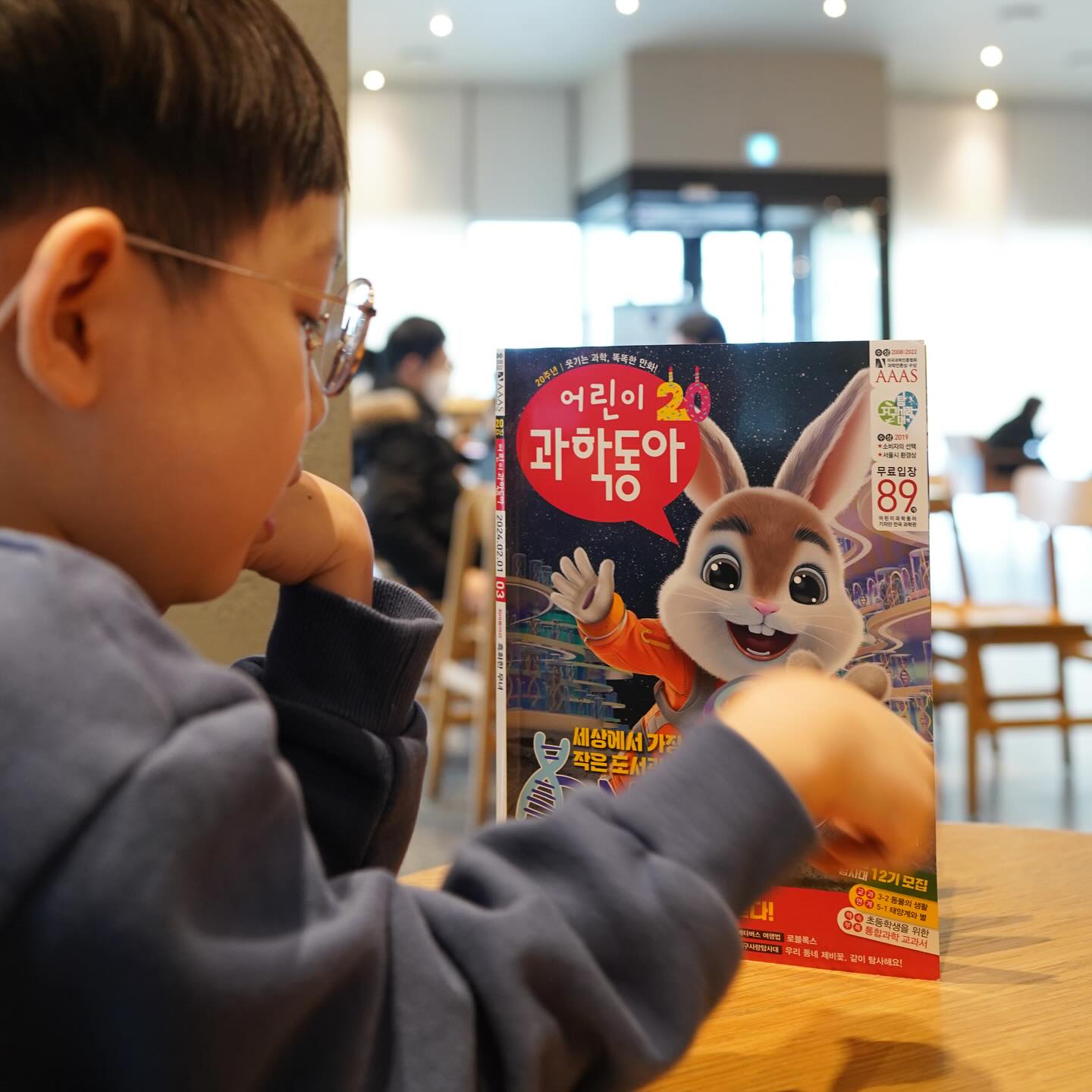 도서제공 | 어린이과학동아 🐇 매달 구독해서 읽다 보면 과학 기술의 발전에 그저 놀랍기만 해요. 생물 유전물질인 DNA 형태와 유사한 DNA 저장 장치까지 개발되었다니!! 작은 공간에 많은 데이터를 더 오랫동안 그것도 상온에서 보관이 가능하다니 넘 멋지네요. 
요즘 우후죽순 생겨나는 데이터센터 설치 문제로 시끄러운데... 
DNA 저장 장치로 지구 밖 우주 데이터센터가 생긴다면 그야말로 최고일듯 싶어요. 
어린이과학동아 하면 지구사랑탐사대도 빼놓을 수 없는데 
1년에 한 번 모집하는 거라서 2월29일 까지는 신청을 해야한다는거 잊지 않으셨죠! 자연 생물 과학에 관심있는 친구라면 꼭 팝콘플래닛에서 12기 지사탐 대원 신청 하시길 바래요 ~ 

#어린이과학동아 #어과동 #초등과학잡지 #어린이과학잡지 #초등새학기준비 #초등2학년과학 #지구사랑탐사대모집
eogwadong