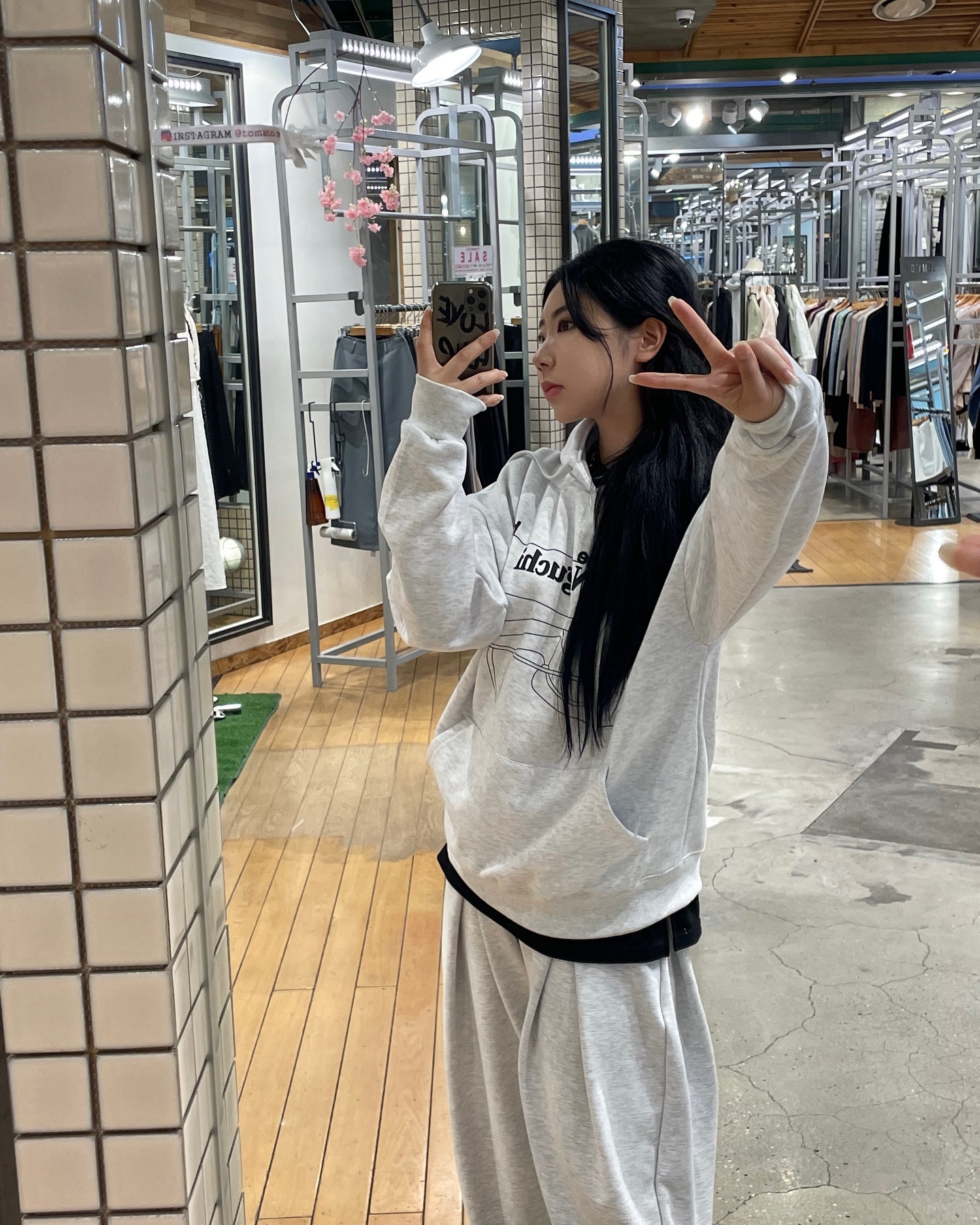 거울샷 와르르 ~%#^¥$
.
.
.
#1년전인데 #나이거꾸로먹나봐 #앨범뒤적 #거울샷 #와르르 #남자코디 #여자코디 #코디 #룩북촬영 #옷코디 #스트릿코디 #꾸안꾸룩 #무신사 #무신사스냅 #스냅촬영 #무신사스탠다드 #스트릿 #룩북 #아메카지 #미니멀 #패션코디 #빈티지 #빈티지맛집#스트릿맛집 #instagood #follow4followback #like4follow #makeup #daily