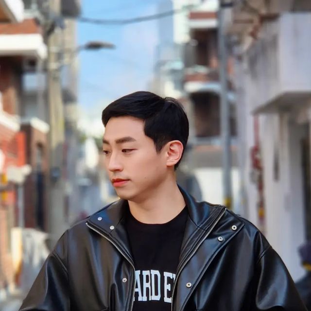 포이 on Instagram: "#협찬 오늘같이 햇살 좋은 날 하나만 척 걸쳐도 코디 완성인 <스탠다드에러>의 하이넥 포켓 레더 자켓으로 봄맞이룩 연출해봤어요✌️ 리얼레더보다 더 가죽같은 부드러운