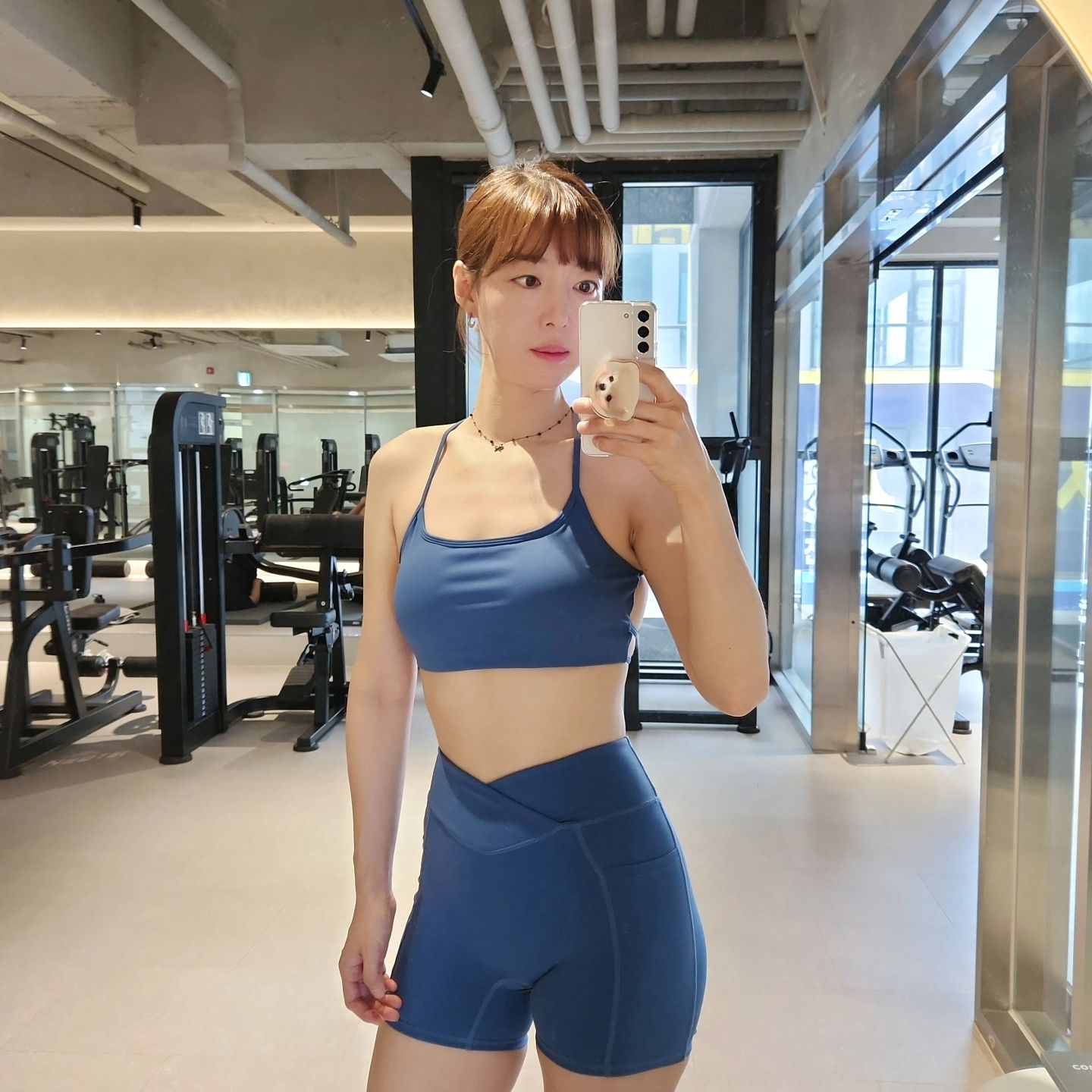 #르미_운동 

어제 새벽에 잠깨서 잠을아예못잤음ㅜㅜ🥲
너무 힘든오늘 그래도 등운동하고와서 후련해❣️
내일 열심히 소통갈께유💙하루만더..목요팅🙏

#오운완#눈바디인증#바디체크#몸매관리#운동복코디#운동기록
#웨이트#등운동#헬스초보#운동맞팔#운동소통#운동중독