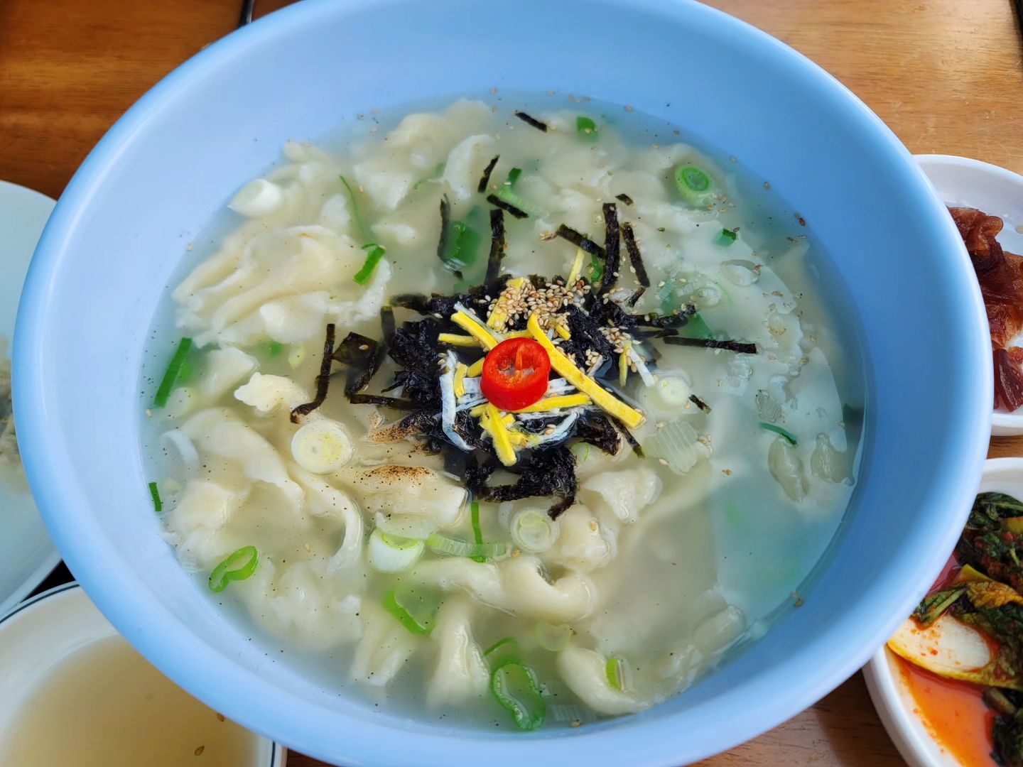 여기... 블루리본이 몇개야 ?!

대천해수욕장 근처 줄서는 맛집
[김가네사골수제비]

재방문한다면 김치 사골수제비도 먹어보고싶네요~

🌿 충청남도 보령시 석서1길 57
  영업시간 : 오전 9시 30분 ~ 오후 2시
  매주 화요일, 수요일 휴무

맑고 깔끔한 국물이 딱 건강한 맛이었어요.
개인적으로는 장아찌 맛집이라고 생각합니다!!

저는 장아찌가 너무 맛있더라고요👍

수제비 먹고 12시에 나왔는데 이미 재료소진이라니 !!
으악 !!

#보령한달살이 #보령시문화관광
#만세보령 #보령여행 #대천나들이

#블루리본서베이 #김가네사골수제비 #사골수제비 #장아찌맛집 #신흑동맛집 #대천해수욕장여행 #서해바다여행