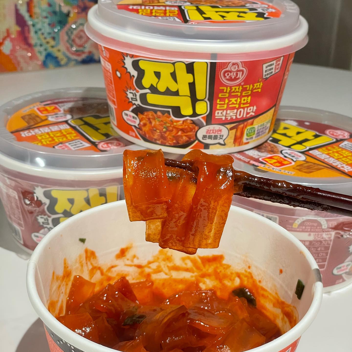 #협찬 <감짝감짝 납짝면 - 매콤 찜닭맛 & 떡볶이 맛 🌶️🍗>

당면마니아 여러분! 저도 최애 면이라고 하면 당면인데,
오뚜기에서 당면으로 만든 컵라면을 출시해서 소개하려고 합니다☺️ 매콤 찜닭맛과 떡볶이 맛 두 가지 버전이 있는데요, 둘 다 너무 맛있어서 뭐부터 말해야 할지 모르겠네요🤤

먼저 조리 방법! 조리 전에는 납작당면을 잘 풀어주는 게 중요해요. 충분히 풀어줘야 완성된 라면이 더 맛있으니까 강조해두고요! 물을 버릴 때는 뜨겁기 쨔문에 뚜껑을 꼭 세게 잡고 버리셔야 합니다! 그리고 스프! 물 버리기 전과 후에 넣는 스프가 다른데, 이 부분 잘 구분해서 넣어주셔야 원래 맛을 제대로 느낄 수 있어요.

매콤 찜닭맛은 말 그대로 매콤하면서도 깊은 맛이 일품입니다👍 닭고기 맛과 어우러진 매콤한 소스가 진짜 찜닭 먹는 것 같은 느낌! 떡볶이 맛은 그야말로 떡볶이를 컵라면에 담아낸 듯한 맛으로, 매콤 달콤한 맛이 입 안 가득 퍼져요. 감자전분으로 만들어져 시간이 지나도 퍼지지 않는 면이 특징이에요.

감짝감짝 납짝면은 기존의 라면과는 확연히 다른 맛과 식감을 제공하는데, 특히 납작한 당면이 주는 쫄깃함이 정말 매력적이에요. 
두 가지 맛 모두 맛있어서 고르기 힘들지만, 둘 다 맛보는 걸 추천합니다! 🍜🔥.

추천 조합으로는 매콤 찜닭맛에 치즈를, 떡볶이 맛에는 삶은 계란을 넣어보세요. 또한, 전자레인지에 30초만 추가로 돌려주면 더욱 맛있어집니다. 평소 찜닭이나 떡볶이에 납작당면을 드시던 분들이라면 이 간편한 컵라면으로도 충분히 만족하실 겁니다.

각각의 칼로리도 매콤 찜닭맛은 325kcal, 떡볶이 맛은 350kcal로 부담스럽지 않아요.

➿ ottogi_daily 

#오뚜기 #감짝감짝납작면 #납작당면 #매콤찜닭 #떡볶이맛 #신제품출시 #신상라면 #편의점신제품 #편의점꿀조합 #라면레시피