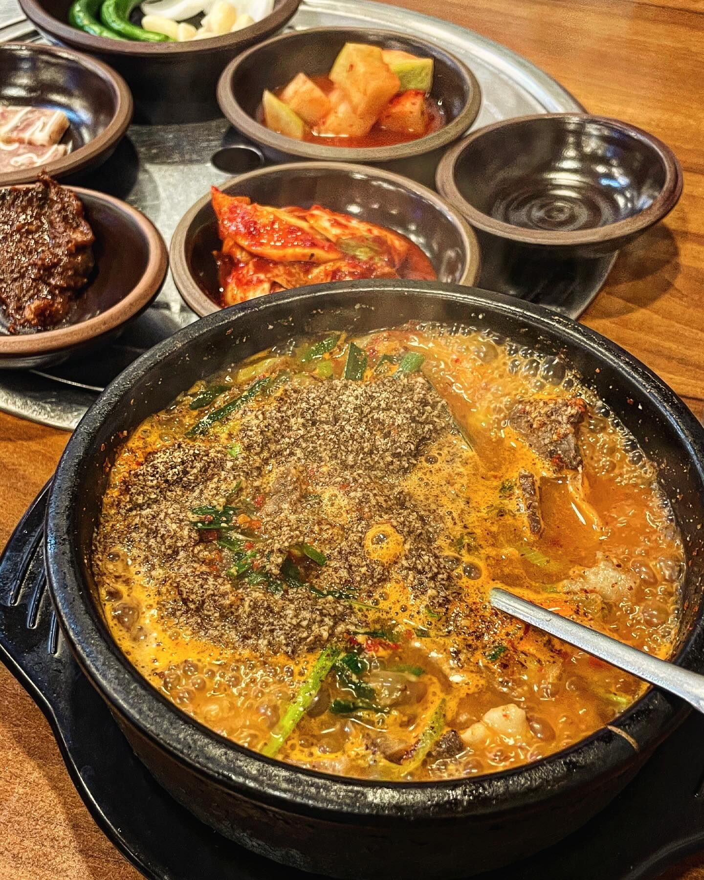 게으른 브로는 한참이 지나서야 피드 업뎃🥲
#순대국맛집 찾아서 신나는 맘으로 총총 왔지요!
계양구 작전동에 위치한 #부부순대국 이란곳인데요
요기 얼큰순대국 아주 제대로더라고요?
미리 요청하면 콩나물도 넣어주신다고 하는데
완전 해장각이쟈나 〰️😵‍💫

쏘주 한잔 시급했지만 꾸욱 참구,,
한그릇 완뚝하고 왔다는 거 ! 

📍작전 부부순대국 
인천 계양구 까치말로 16
영업시간 06:30 - 22:00(21:30 라스트오더)

📍메뉴
• 얼큰순대국 1.1
