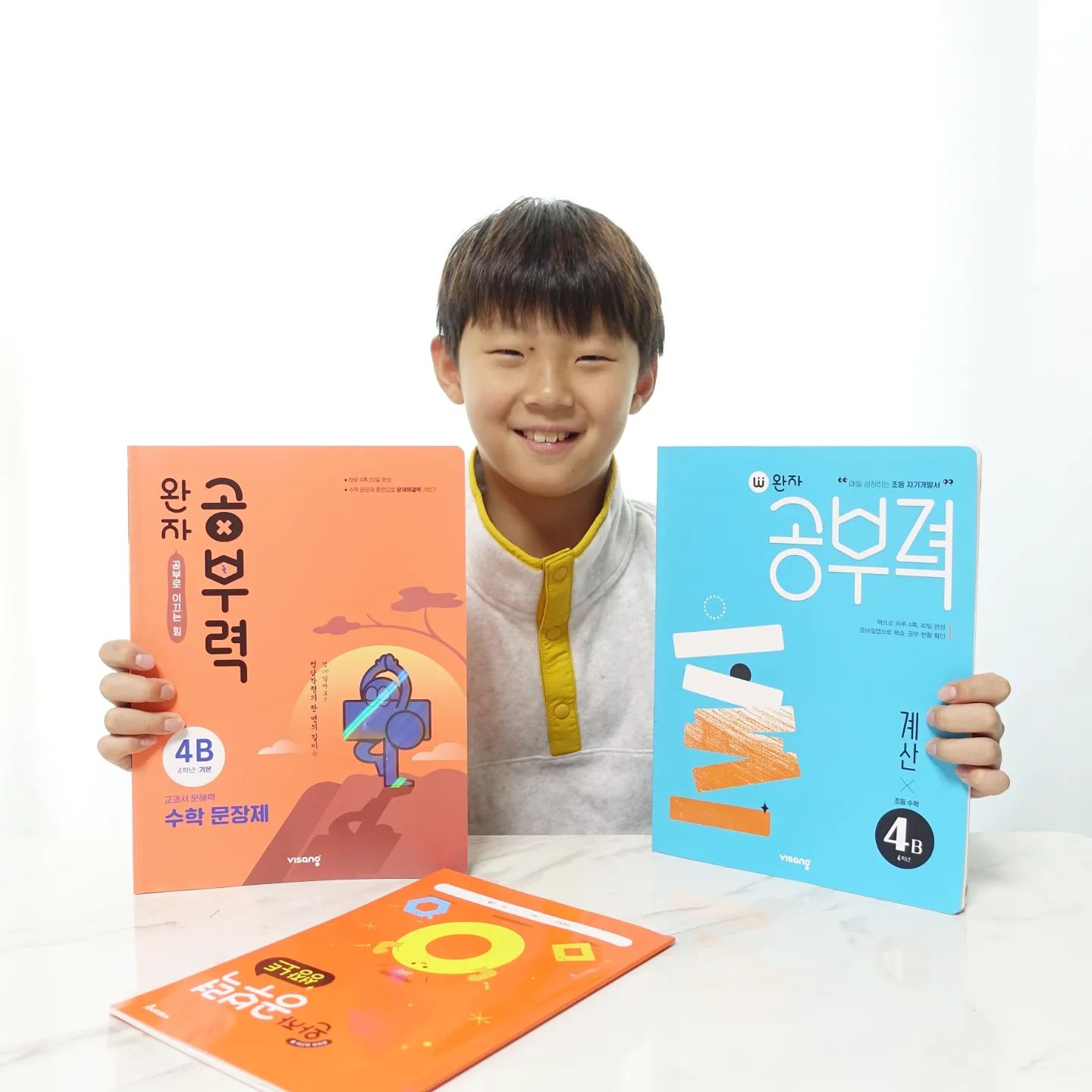 #광고
자고로 수학은 기초부터 탄탄하게 잡아주는것도중요하고,
같은문제라도 풀고 또 풀어봐야 내꺼가 되는법!
수학에 열정적인 아이를 위해 겨울방학을 맞이하여
그동한 4학년 때 배운 수학을 복습 겸 #완자공부력 
#초등수학문제집 을 준비해 줬는데
-
계산의 기초는 수학 계산으로 공부하고,
문장제는 어렵지 않도록 쉽고 자세하게 쓴 수학 문장제 교재로
두 가지 교재 연계하여 학습하니
아이가 스스로 문제를 슬슬 풀어나가는 모습이 너무 기특하더라고요!
-
완자공부력은 어휘력, 독해력, 쓰기력, 계산력과 같은 기초 학력과 
교과 필수 역량인 교과서 문해력 등
초등학생이 갖춰야 할 공부력을 기를 수 있게 해주는 교재랍니다.
특히 하루에 4쪽씩 풀면 되기에 아이가 거부하지 않고, 
오히려 재밌다고 더 풀면 안 되냐고 스스로 공부하는 습관을 길러 주기까지 한다니까요!?
역시 수학 전문가 주단쌤이 추천한 교재이기에 다릅니다 달라~~!!!
-
공부력 몬스터 앱은 게임처럼 아이는 복습을 하고,
부모님은 아이의 공부 현황을 확인할 수 있어서
우리 아이가 얼마나 잘하고 있는지 한눈에 살펴볼 수 있을뿐더러
국어, 영어, 수학, 한자, 한국사 초등 전과목으로 이루어져 있어서
4학년의 마무리를 탄탄하게 끝낼 수 있을 거 같아요!
-
참고로 온라인 구매시에는 사은품으로 성장 노트를 
제공받을 수 있으니 자세한 내용은 하이라이트를 참고하세요!
°
°
#초등연산문제집#초등수학#초등수학문제집추천#수학문제집#겨울방학#겨울방학대비#비상교육#초등학생#초등교육#초등추천도서#완자공부력수학#공부력을길러주는교재#완자공부력문장제#겨울방학준비