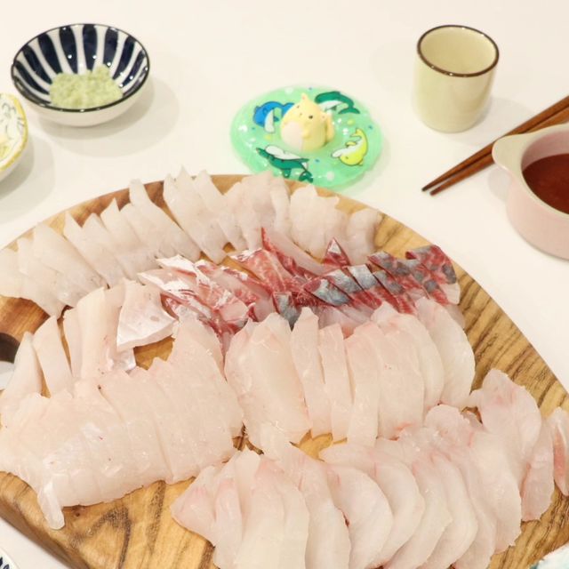 비인♥ on Instagram: "#광고 회 좋아하는 우리부부👫 바닷가쪽이 고향이라 고향갈때만 회 먹었었는데 신선한 회가 집까지 택배로 받아볼 수 있다고 해서 맛보았어요🐟 산지직송 당일조업해
