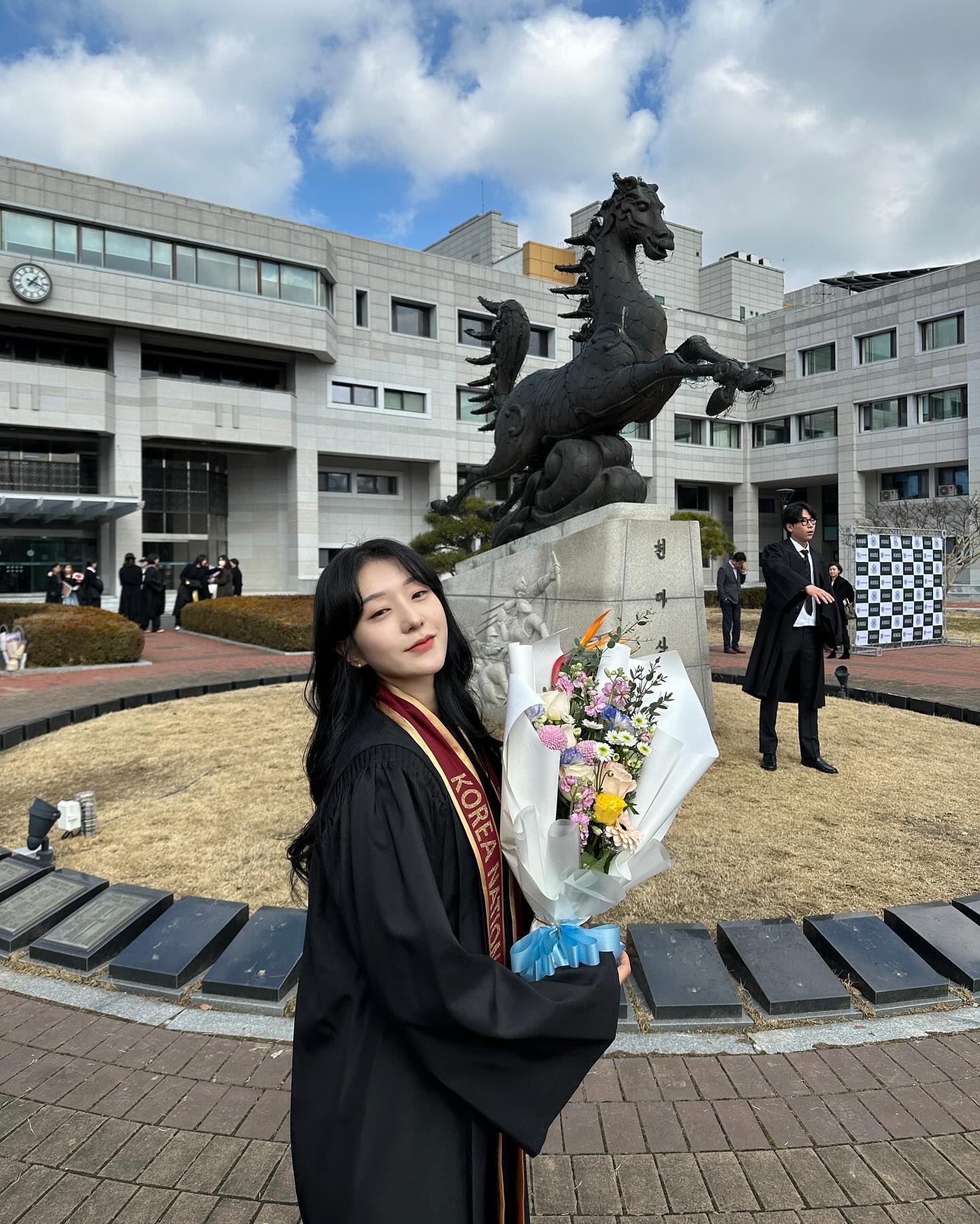4년이라는 시간이 그렇게 가버렸다
#졸업 🎓
-
이제 진짜 어른이다.. 이젠 생존