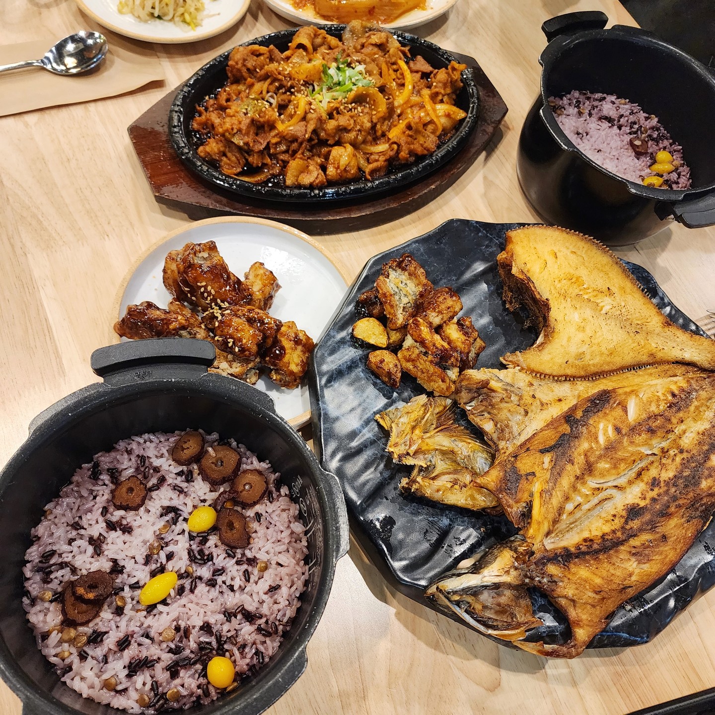 #인천송도맛집
넘넘 유명한 을왕리 꾸덕집!
이제 송도에서도 맛볼 수 있어요 

을왕리 본점은 2TV 생생정보 등등 
다수 방송을 출연한 맛집인데
을왕리 꾸덕집 본점이 직접 관리하는 
을왕리 꾸덕집 송도 직영점에서
맛난 생선구이 먹고 왔답니다😋

생선구이는 진짜 기가 막히게 구워서
고소하고 육즙이 좔좔 흐르고요
제육볶음은 넘나 알맞은 간에
밥도둑이 따로 없네요🍚

사이드 메뉴인 된장찌개와 
장어강정까지❤️
뭐하나 빠짐없이 맛있었어요 

아기의자도 구비되어 있어
가족끼리 가도 좋을 것 같아요 

송도 현대 프리미엄 아울렛과도
연결되어 있어서 쇼핑 후에
맛있는 한끼 드시면 딱 좋을 곳이에요 

줄 서있을 때도 있으니 예약 추천해요🔸

#을왕리꾸덕집송도점
#송도트리플스트리트맛집
#송도센트럴파크맛집
#송도한식맛집
#송도타임스페이스맛집
#테크노파크역맛집
#송도신도시맛집