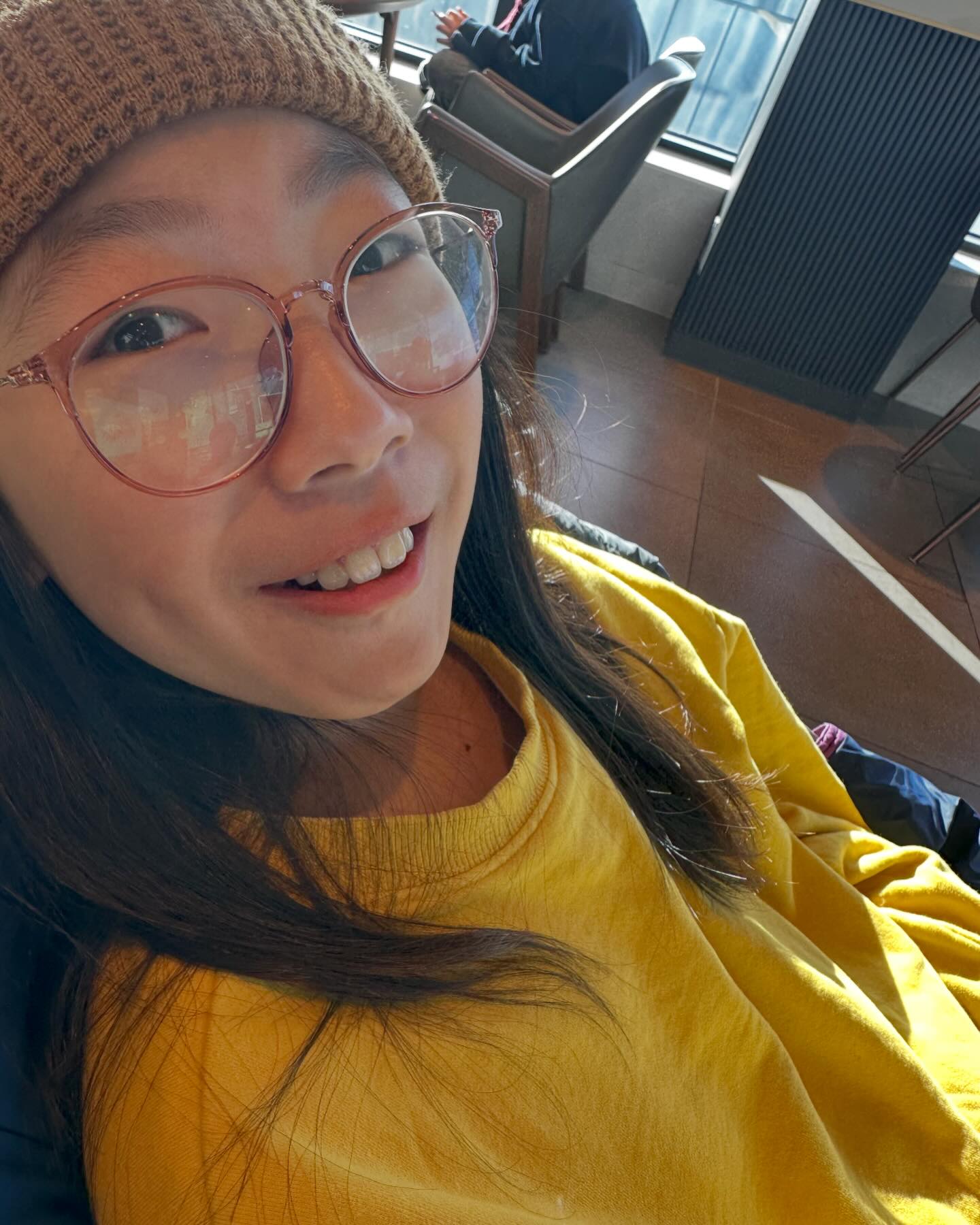 #여수

주말에 집에서 한시간 거리 여수로 고고!
눈내리는 한파에 차안에서 오랜만에 만난 가족들은 신이 났어요
매번 차에서 자는 아이들은 신나서 조잘조잘
아빠는 안전 운전하고 엄마는 풍경구경 가는길은 신이 났네요
오랜만에 가족데이트라 메드포갈릭에서
맛난 스테이크에 파스타 피자를 양껏 먹고
웬걸 스타벅스 갔다가 줄이 진짜 너무길어서 포기
여수에 스타벅스가 건물을 넘. 예쁘게 지어노으니 데이트 명소가 되었나 싶었어요

우리는 가족아니 근처 이디아로 ㅋㅋㅋㅋ 갬성보단 양많이!
근데 그래도 바다뷰를 기대했는데 
막상 2층가니 컨테이너뷰 ㅋㅋ
이래서 사람이 없었구나 무릎을 탁치고 
다음에는 다른데 가자 ㅜㅡㅜ

아이들과 가성비 쩐다는 해양수산과학관에 들려
물고기들보고 앞 바닷가에서 놀다왔네요
우리 바닷가 갔을땐 사람 1도 넚었는데
놀다보니 사람들 한둘 오더니 어느새 북적북적
아… 관광버스가 들어왔구나

어디든 관광버스는 피하는게 바람직!!!
바닷가 예쁜 몽돌이 탐나 몇개 집었더니
아이들이 가져가면 안된다는 표지판 보고 난리라
얌전히 내려놓고 왔어요. 
애들이 주머니까지 확인할줄은 이런 불신자들~~!

그리고 열살아들 한겨울에 옷도없이 
바다에 들어갈줄은 상상도 못함 ㅜㅡㅜ 
아들은 다커도 믿을수 없내…
결국 차에 히터틀고 팬티만 입고 집으로 ㅋㅋㅋㅋ
막둥아 이나이에 엄마가 여벌옷 챙겨야 할까? 

#여수 #여수카페 #가족나들이 #즐거운시간
