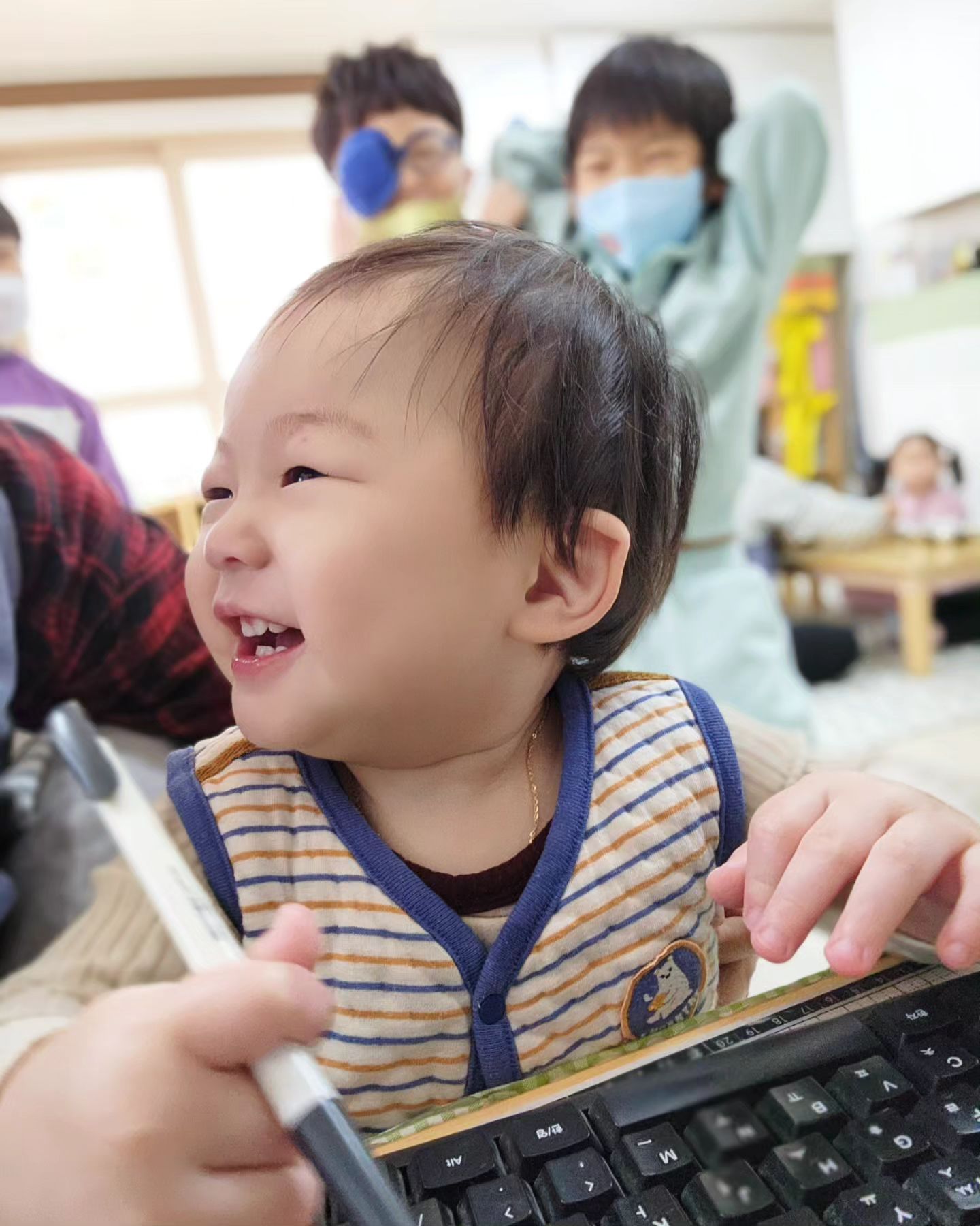 자꾸 우리 교실에 등장하시는
#조카 님
울다가 찾아와서 헤벌쭉 웃으심 ㅜㅜ
우리 교실 최애 애착장소
컴퓨터 키보드 앞에서 떠나질 않으시고
다른 샘들이 안아준다고 오라하니
한숨쉬며 고개돌리고
바닥에 내려놓으니
내리지말라고 발버둥 치더니만 ㅡㅡ
엄마오니 쌩~~본체만체 하고 
엄마한테 앵기러가시는 분

너~~!!!
너~~!!!
낼도 그러면 안 안아준다아~~~!!!
이모 삐졌어

n__ye0ng