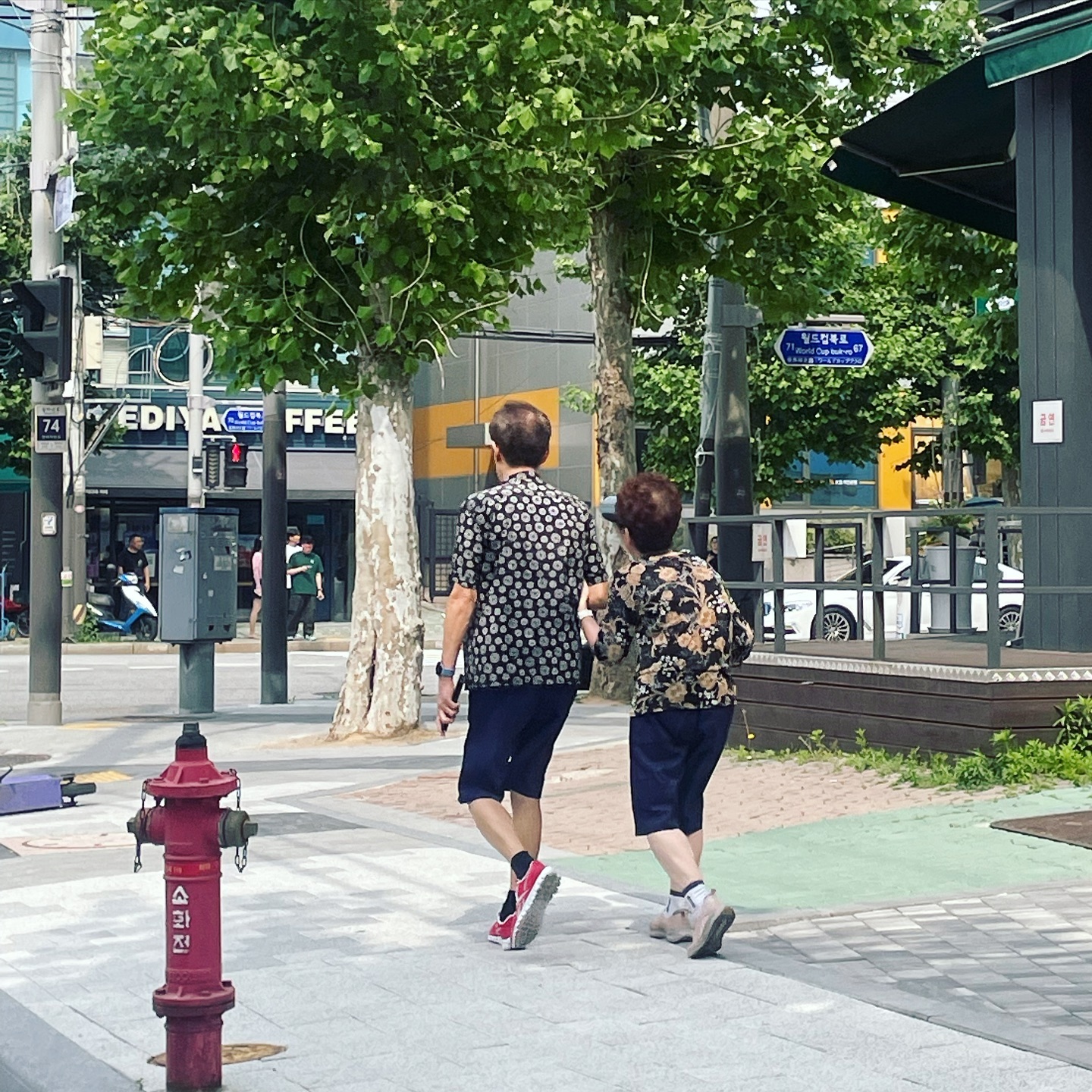 출근 전 오전엔 주로 취미활동, 청소(와 이사준비) 등으로 하루를 아주 알차게 보내고 있는 요즘이다 ! 날씨가 맑아서 그런지 지나가며 보이는 것들이 다 귀여워 보인다 . 특히 요즘은 오빠 뒤에 딱 붙어서 오빠의 멋진 꼬캐너를 타고 출근하는데 , 3-4년 지내오던 동네지만 요즘따라 특히나 귀여운거 투성이인 동네다 !