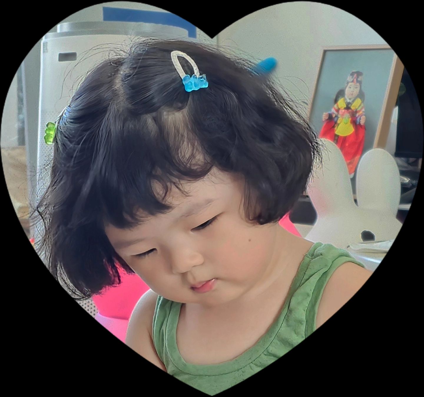 #다미아몬드 #헤어핀 

넘 귀여운 핸드메이드 젤리곰 헤어핀🧸💙💚

-

damiamond_