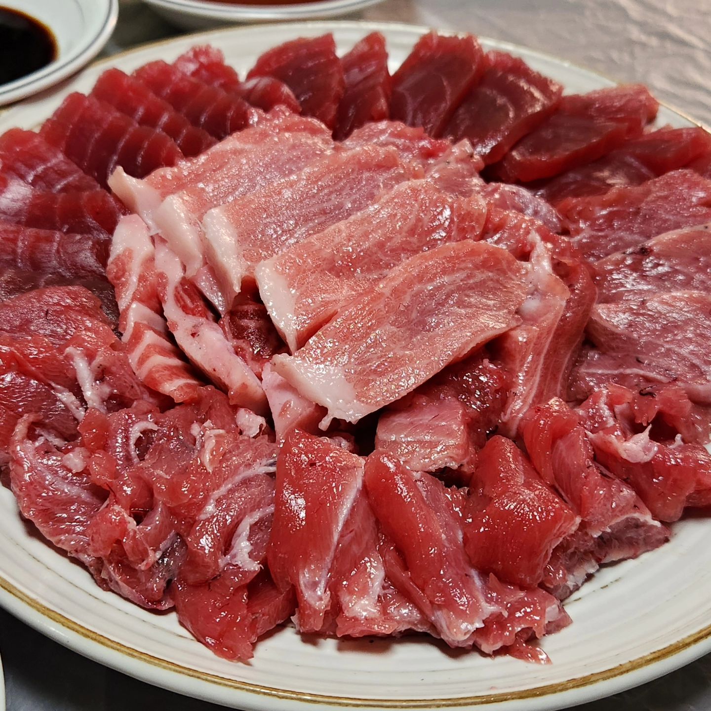 다음주 엄마 시험본다고 하길래~~
생참치에 통오징어상 차려서 술한잔~~
순살치킨도 튀기고 오징어라면까지 딱!!좋았으~~

#생참치 #통오징어 #순살치킨 #오징어라면 #합격기원 
#술상 #JMT #먹스타그램 #지구별외계인 #맛스타그램
#맞좋아요 #인친 #선팔 #선팔하면맞팔 #언팔체크함