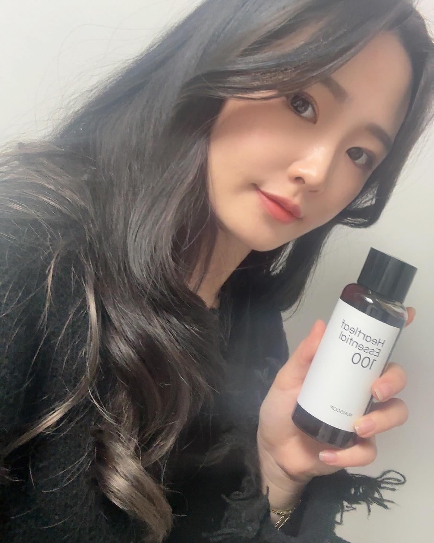#협찬 
📍누리숲 어성초 추출물 100점 본품150ml 2개 / 토너팩 KIT(토너패드+공병) 

안녕하세요 ◡̈ 
제가 들고 있는 제품 비건으로 유명한 
누리숲 어성초 추출물100점!!

토너/미스트/토너팩으로도 사용가능하고,
다른제품(로션,크림.에센스 등) 에 첨가해서 
서로 배합해서 쓰기에도 좋은 상품을 설명드려요~ 

저같은경우는 피부가 예민해서 
잠을 못자거나 스트레스 받으면 금방 트러블이 생기고 속이 건조해지는데요,

이번 어성초 추출물 100점을 사용하고 
피부가 진정되는걸 느낄 수 있었어요~

향도 강하지 않고 피부에 직접 촉촉하게 닿으니까 자극박은 피부에 편안한 휴식과 수분감을 채울수 있었답니다 ◡̈ 

개인적으로 화장솜에 추출물늘 듬뿍 적신후 5-10분간 팩처럼 붙여 트러블난 부위에 집중 케어해주시는 걸 추천드려요🫶🏻

#누리숲 #백점추출물 #100점추출물 #어성초추출물 #어성초에센스 #비건화장품 #기초화장품 #에센스 #에센스추천 #피부 #메이크업 #화장품추천 #기초메이크업 #소통 #공유 #selfie #likesforlike #daily #l4l #dailylook #dmv #follower #following #followforfollowback