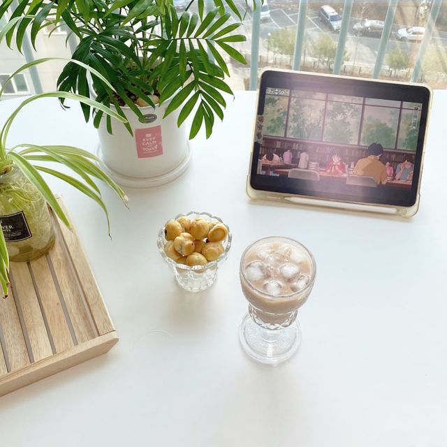 알지봄봄 | 아기와 사는 집꾸미기 on Instagram: "#협찬 

☕️ 오늘의 홈카페 메뉴
[필네이처] 리타 밀크티 200ml

오늘은 햇살 가득한 거실 홈카페에서 하루를 시작했어요 :)
인친님들 따라 감성 홈카페를 꾸며보려고 했는데 쉽지 않네용🌝

그래도 오늘 홈카페 레시피는 초간단 레시피랍니다 :)

3초 컷 홈카페 메뉴 ‘리타 밀크티’

1) 예쁜 홈카페 유리잔 찾기
2) 얼음 도로록
3) 리타 밀크티 쪼르르

끝🤭

오늘 사용한 리타 밀크티는 베트남 고산지대에서 재배한 찻잎으로 우려 홍차 향이 향긋하게 올라와요-!

맛도 좋고 가격도 착한 필네이처 리타 밀크티 🤭 홈카페에서 자주 손이 가는 메뉴가 될 것 같아요❣️

@feelnature_official 

#필네이처 #리타밀크티 #밀크티 #홈카페레시피 #감성홈카페 #홈카페 #홈카페놀이 #홈카페메뉴 #밀크티맛집 #티타임"