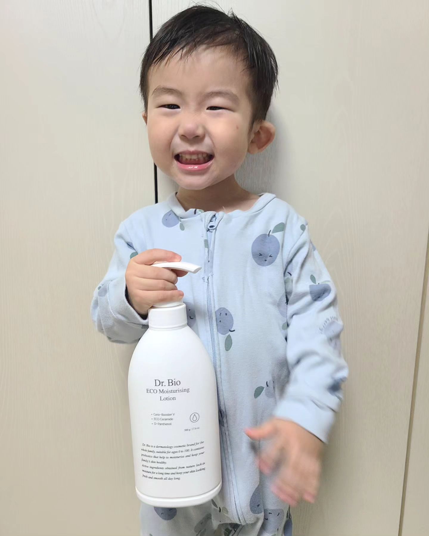 #닥터바이오#협찬#광고지만솔직후기

닥터바이오 로션은 임산부 시절 협찬받아 처음 써봤는데, 그 이후로도 좋아서 몇 번 더 재구매 했던 제품인데요 ☺ 이번에 또 체험해볼 수 있는 기회가 있어 광고지만 찐 후기 남겨봐요!

닥터바이오 에코로션은 성분이 순해서 대박이도 엄마아빠도 온 가족이 쓸 수 있는 제품이에요. 그래서 바디로션 얼굴로션 따로 구분 안하고 듬뿍 짜서 촵촵 발라주고 있어요. 대박이는 요즘 샤워하고 나서 자기가 직접 로션 짜서 온 몸에 바르는 재미에 빠졌다는요 🤣 (마지막 동영상 꼭 보세요 ㅋㅋㅋㅋ)

성분 순하고 촉촉한 바디로션 찾고 계시다면 닥터바이오 에코로션 추천해요 ❤

이 포스팅은 '닥터바이오'로 부터 제품을 제공받아 체험 후 솔직하게 작성된 리뷰입니다.